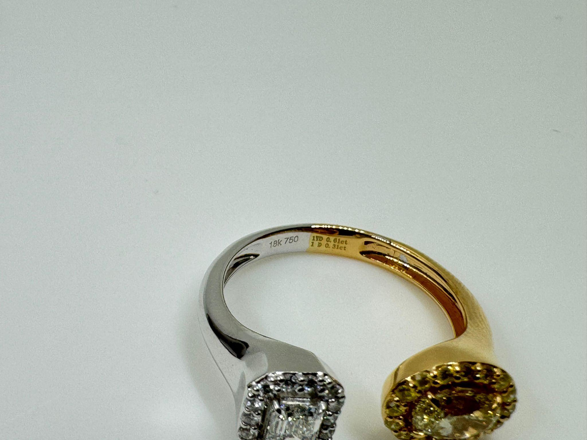 IGI CERTIFIED Bague Toi Et Moi en diamant ovale jaune et émeraude en 18k  en vente 3