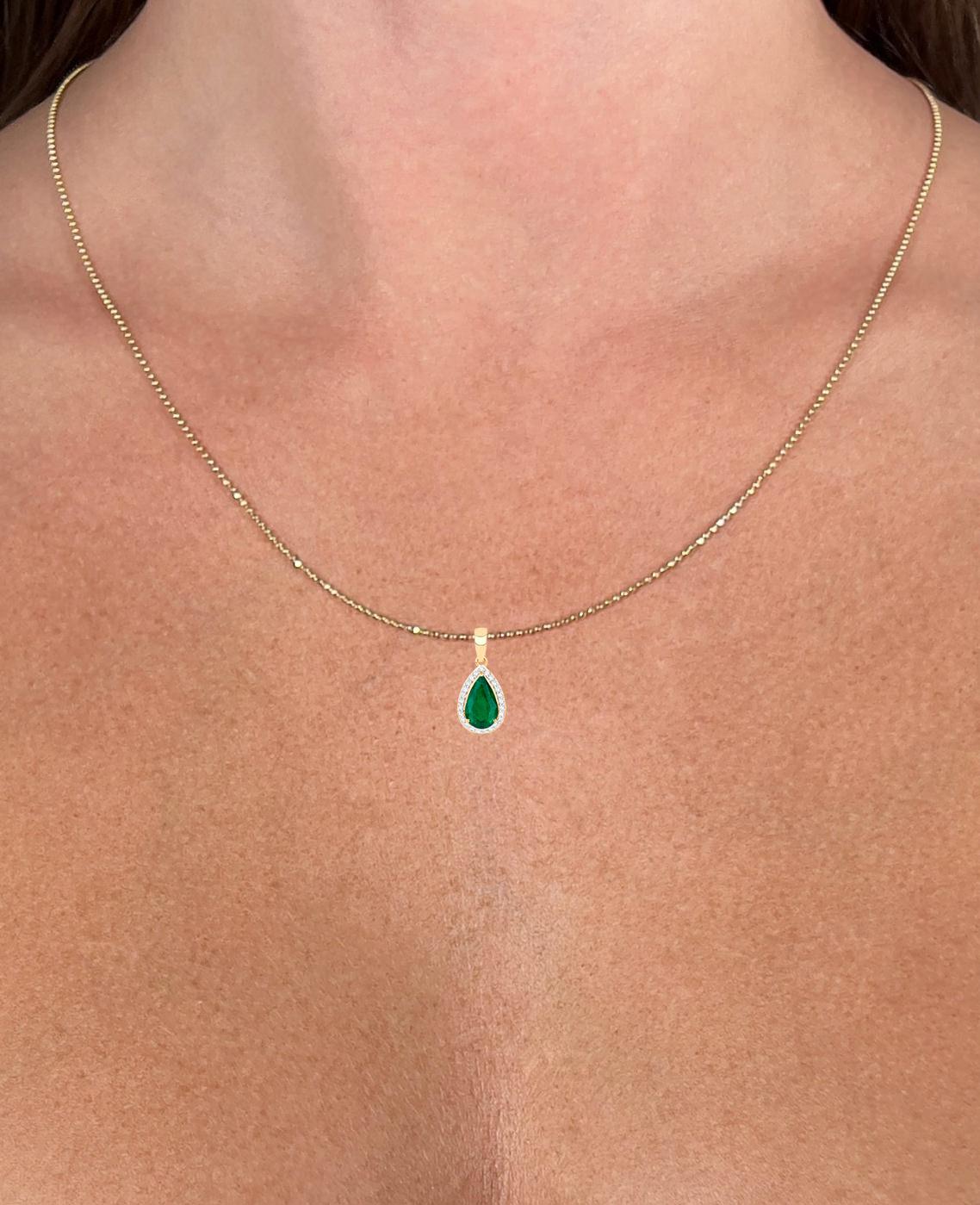 Contemporary IGI Certified Zambian Emerald Necklace With Diamonds 1.76 Carats 14K Yellow Gold For Sale