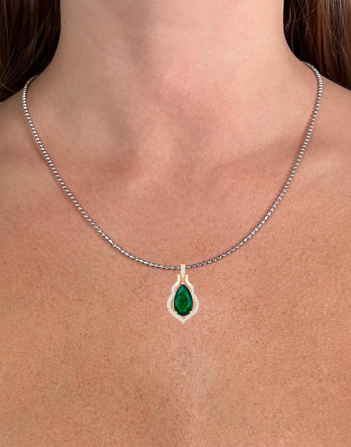 Contemporary IGI Certified Zambian Emerald Necklace With Diamonds 3.60 Carats 14K Yellow Gold For Sale