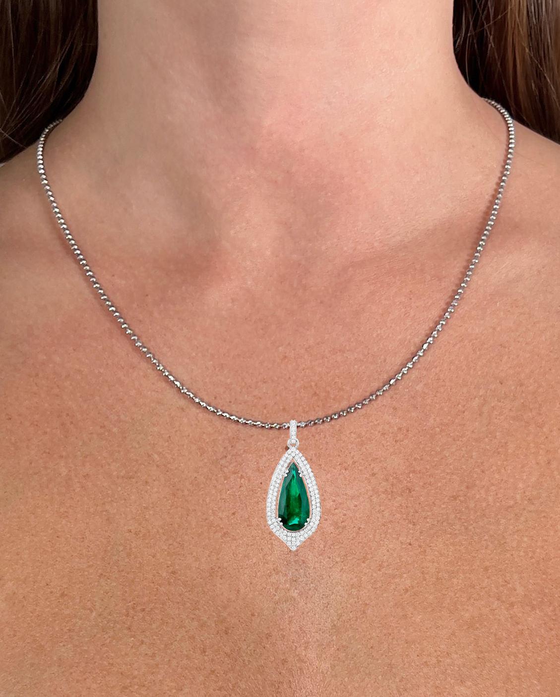 Contemporary IGI Certified Zambian Emerald Necklace With Diamonds 5.37 Carats 14K White Gold For Sale