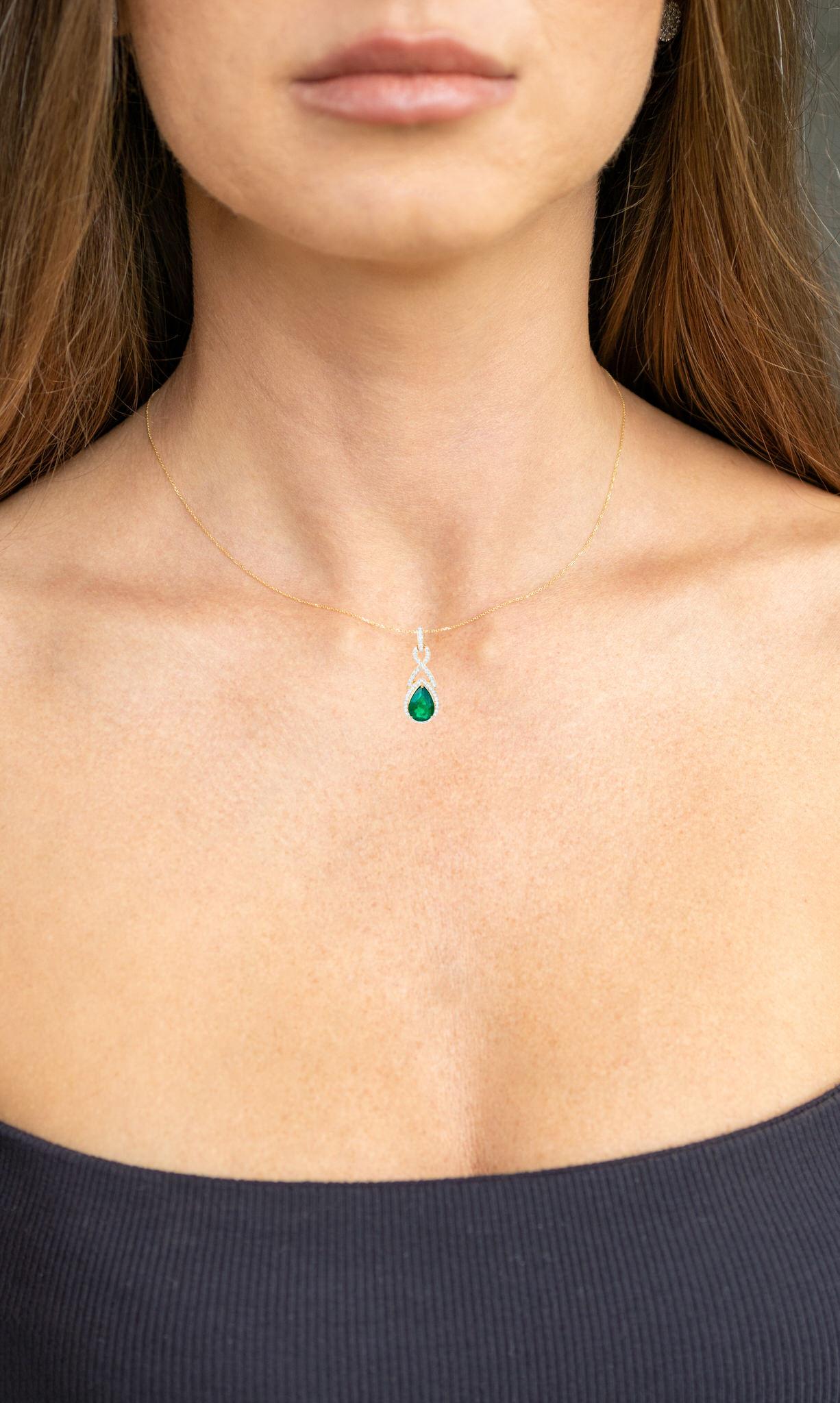 Old European Cut IGI Certified Zambian Emerald Pendant Necklace With Diamonds 1.75 Carats 14K For Sale
