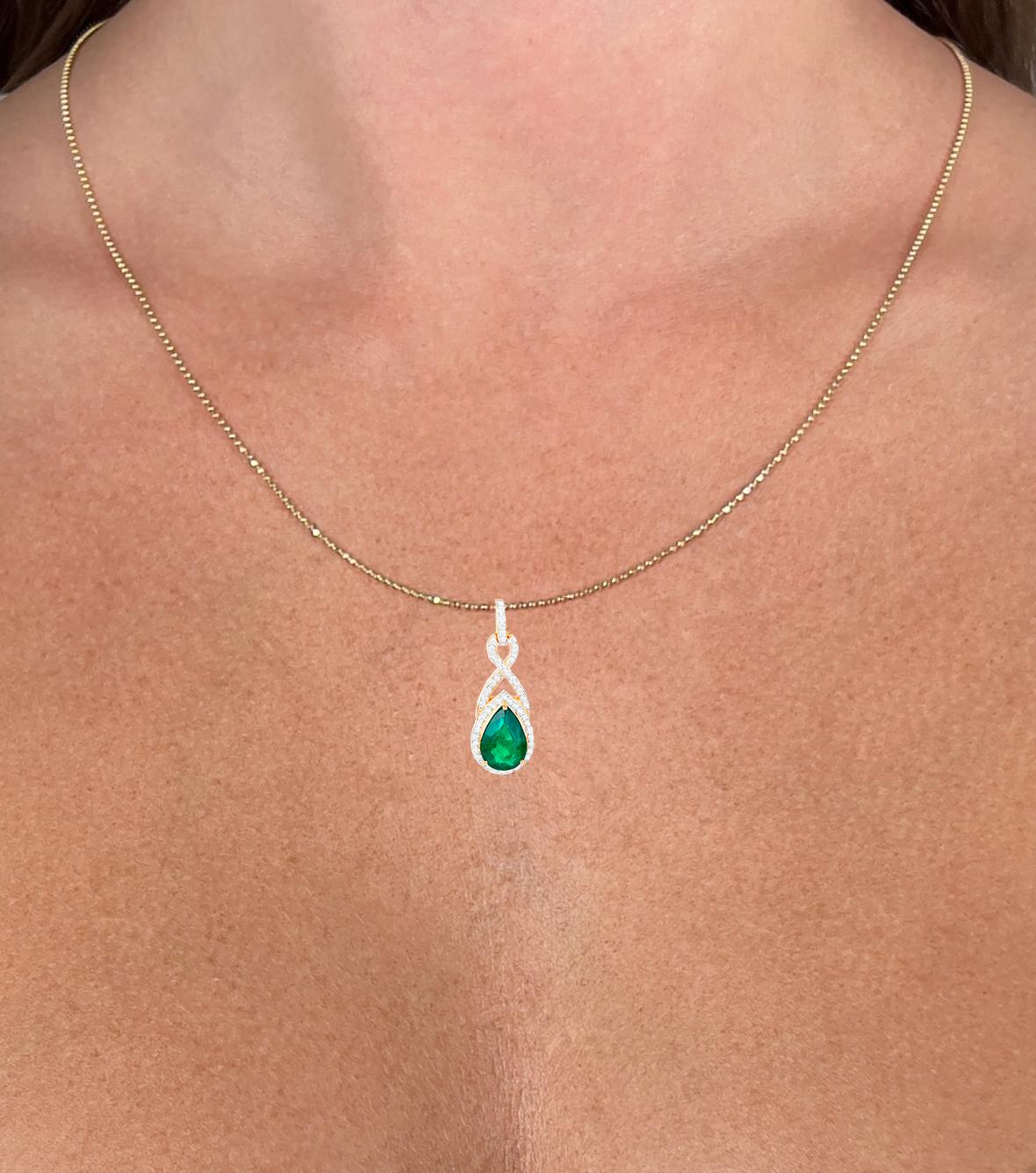 Contemporary IGI Certified Zambian Emerald Pendant Necklace With Diamonds 1.75 Carats 14K Yel For Sale