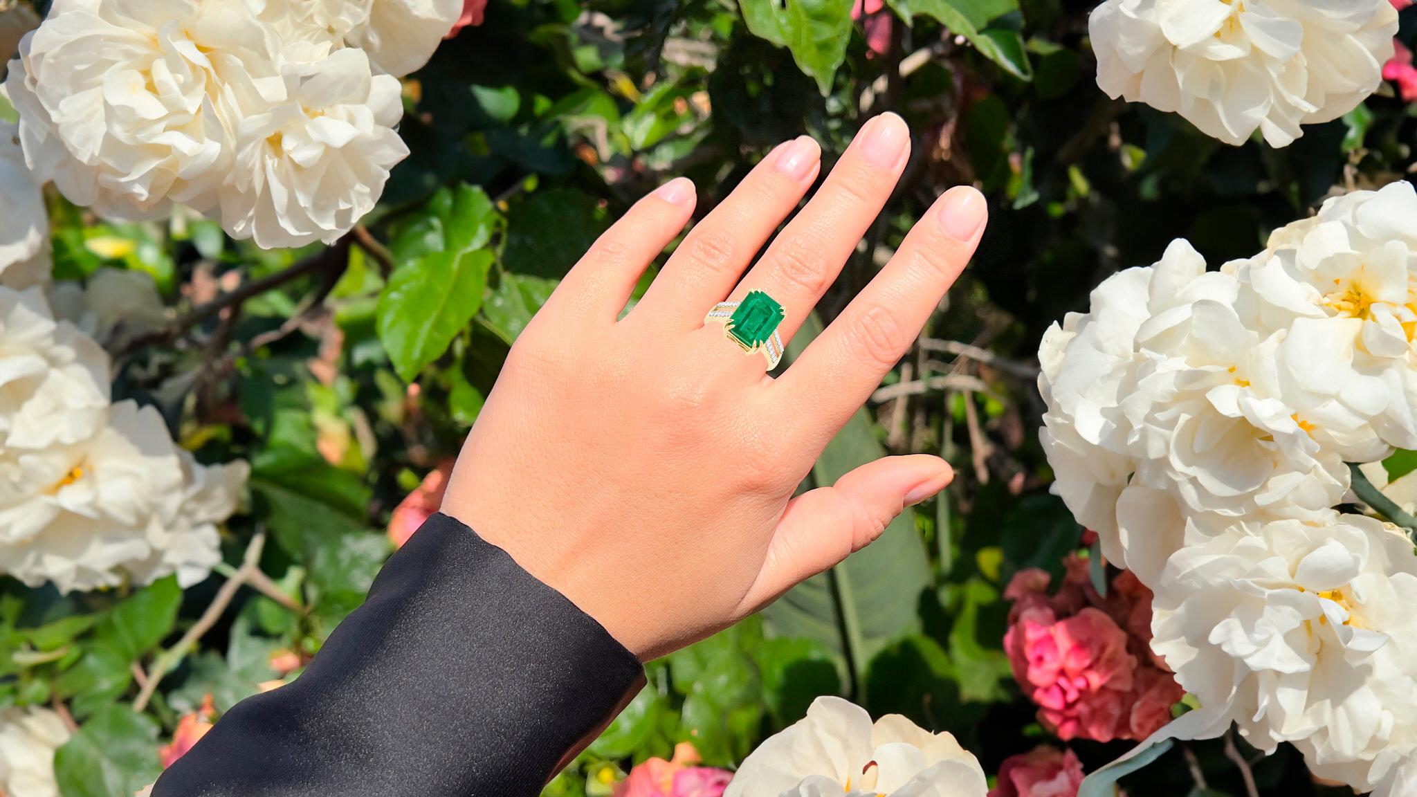 Contemporary IGI Certified Zambian Emerald Ring Diamond Setting 8.49 Carats 14K Gold For Sale