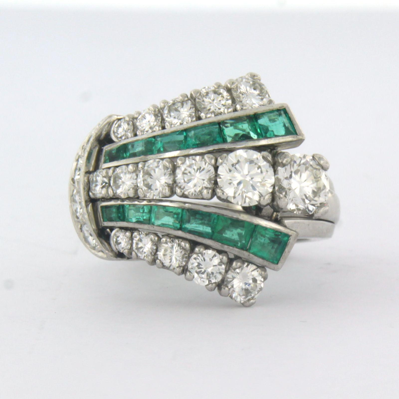Modern IGI diamond report - RIng with emerald and diamonds 18k white gold For Sale