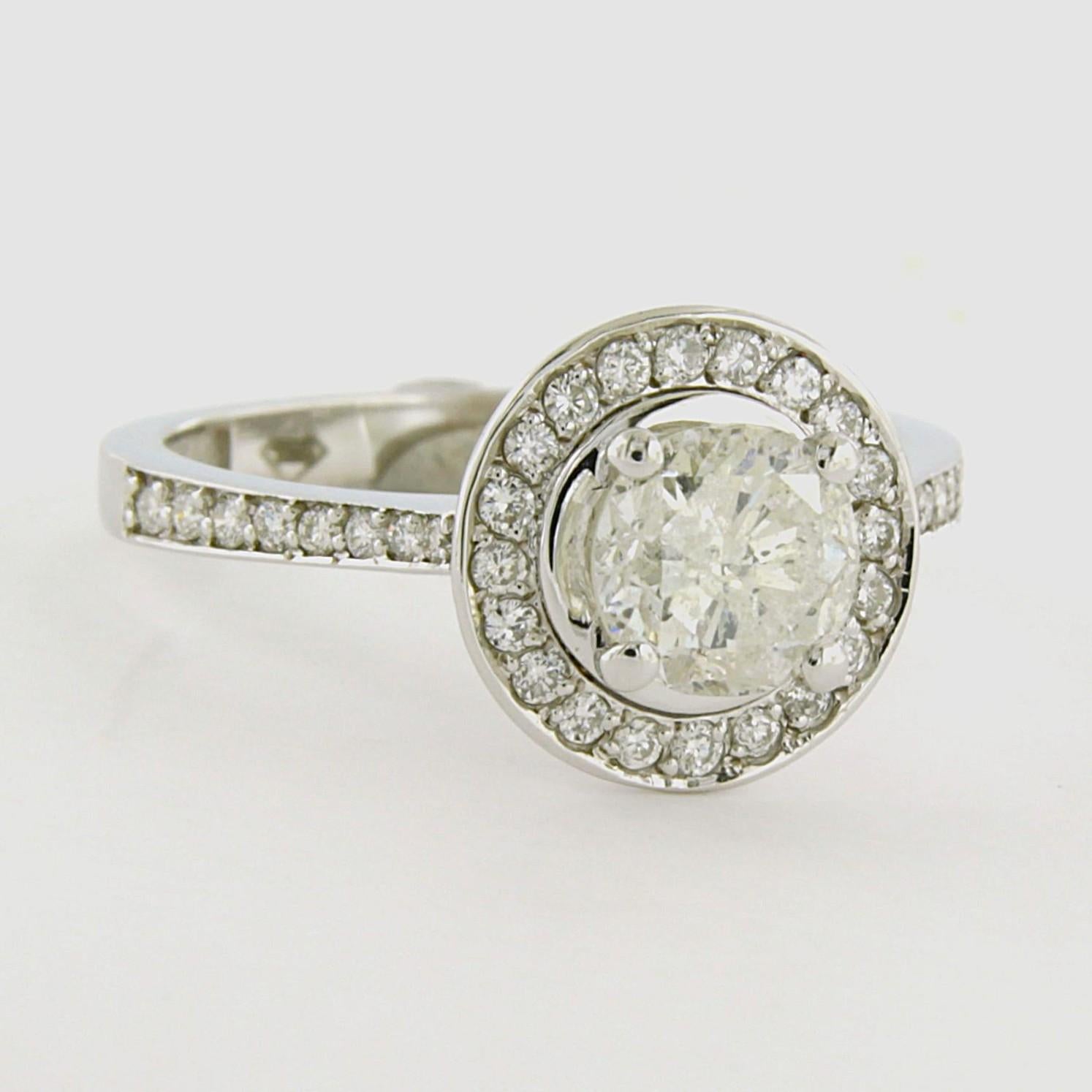 IGI Jewel Report - 14k Weißgold entourage Ring mit Diamanten im Brillantschliff zu setzen. 1.50 ct - Ringgröße U.S. 7.25 - EU. 17.5(55)

ausführliche Beschreibung

Die Spitze des Rings hat einen Durchmesser von 1,1 cm und eine Höhe von 8,1