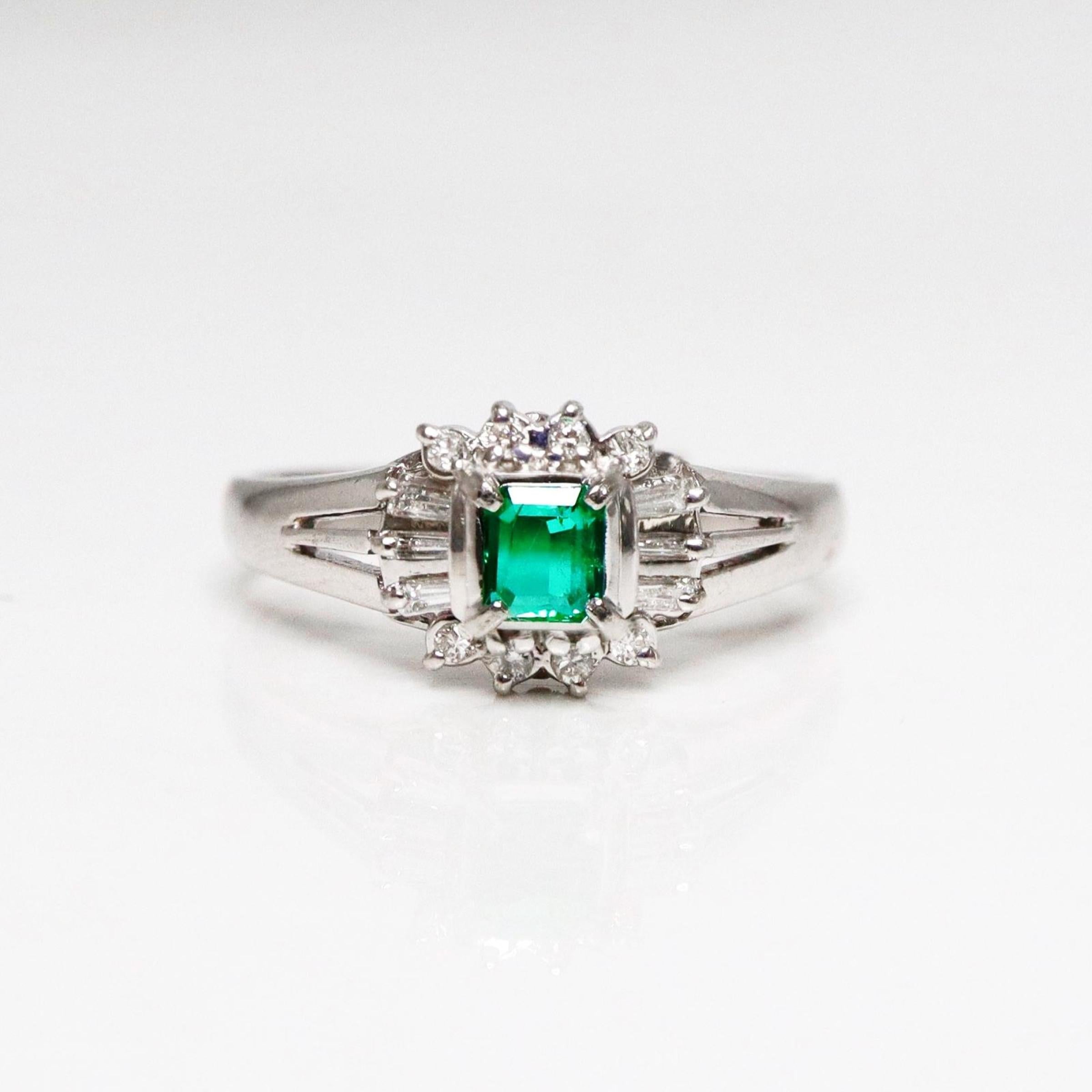 *Anillo de compromiso de platino IGI de 0.22 ct Esmeralda colombiana antigua estilo Art Déco*

Esmeralda natural Colombia verde intenso certificada IGI de gran color y brillo fuego de 0,22 quilates engastada en la banda de oro blanco PT900 con pavé'