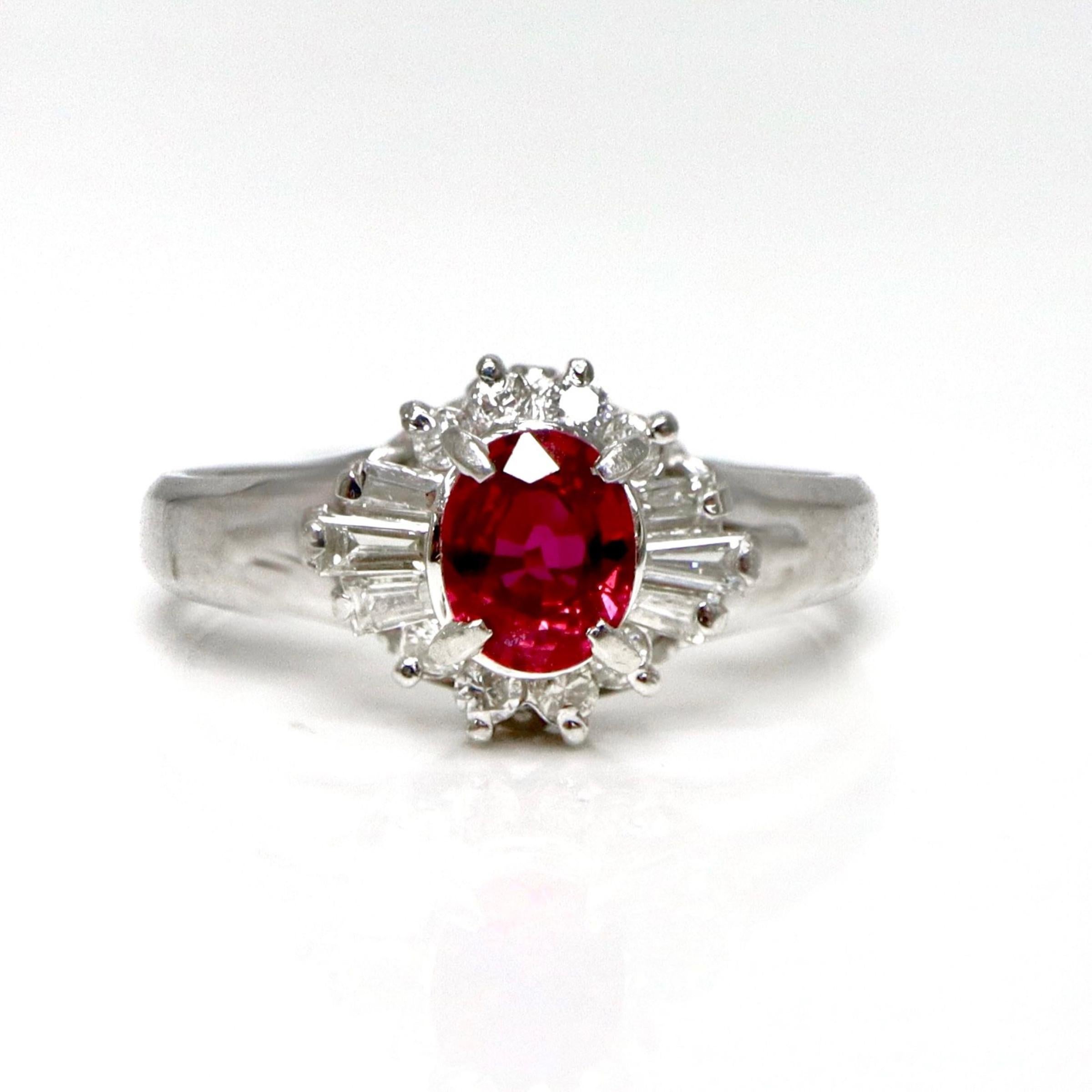 *Anello di fidanzamentoIGI in platino da 0,43 carati con rubino rosso vivo in stile antico Art Deco*.

Rubino naturale rosso porpora con lucentezza di fuoco, certificato IGI, del peso di 0,43 carati, incastonato su una fascia in oro bianco PT900 con