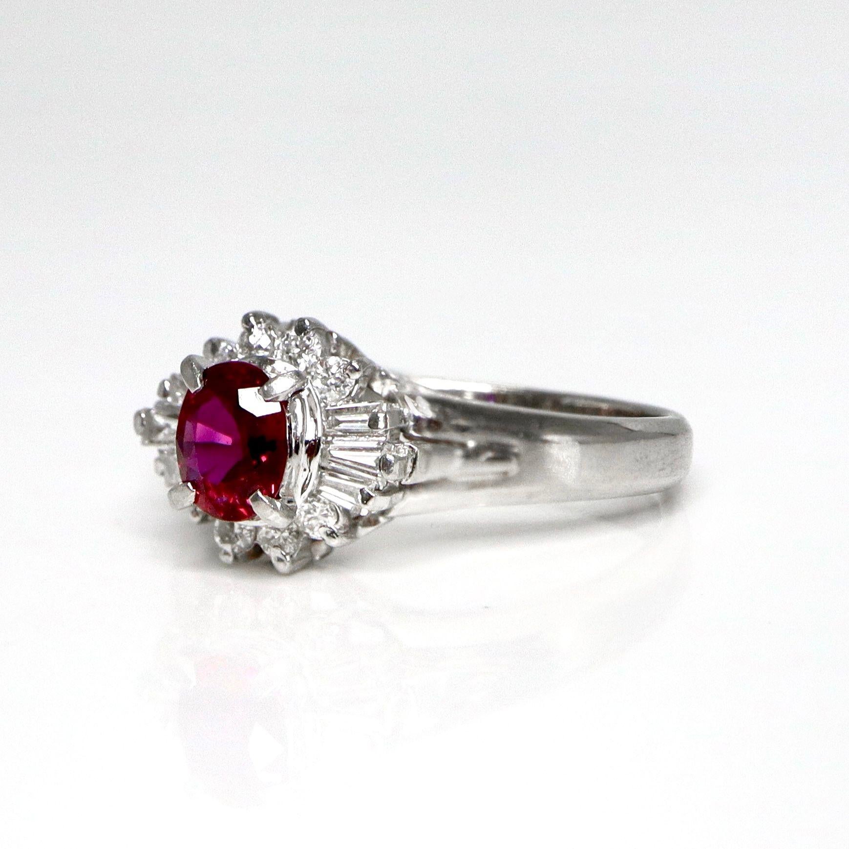 Contemporaneo Anello di fidanzamento in platino IGI con rubino rosso vivo da 0,43 carati in stile antico Art Deco in vendita