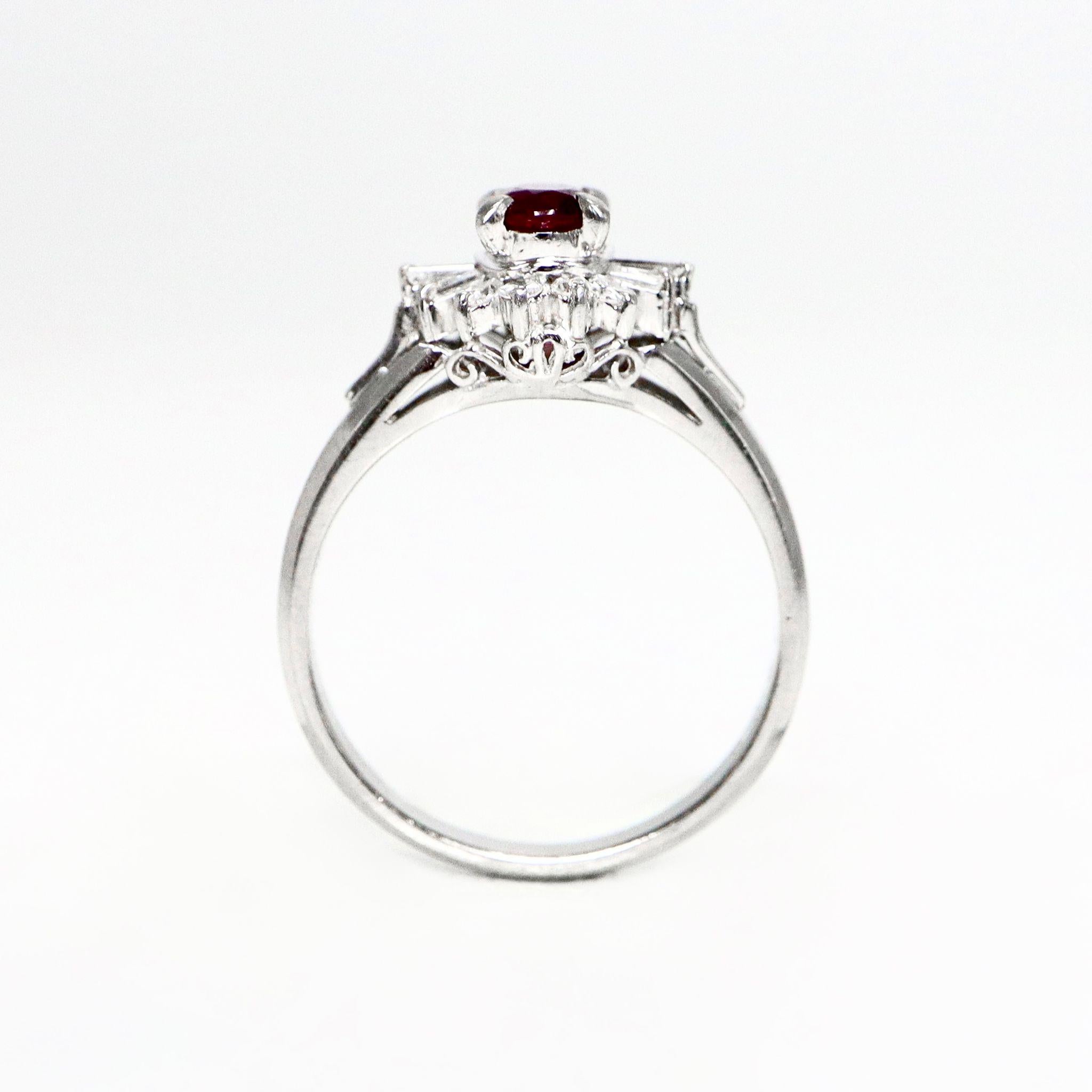 Taglio ovale Anello di fidanzamento in platino IGI con rubino rosso vivo da 0,43 carati in stile antico Art Deco in vendita