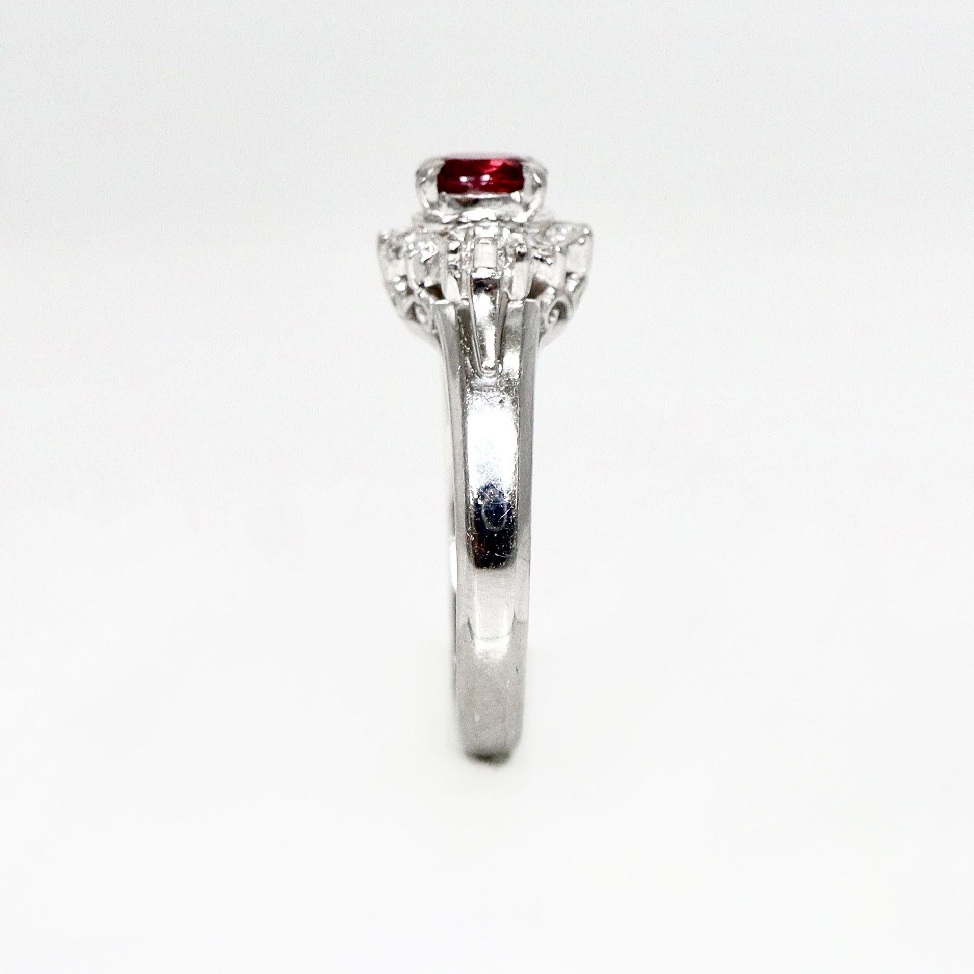 Anello di fidanzamento in platino IGI con rubino rosso vivo da 0,43 carati in stile antico Art Deco In condizioni Nuovo in vendita a Kaohsiung City, TW