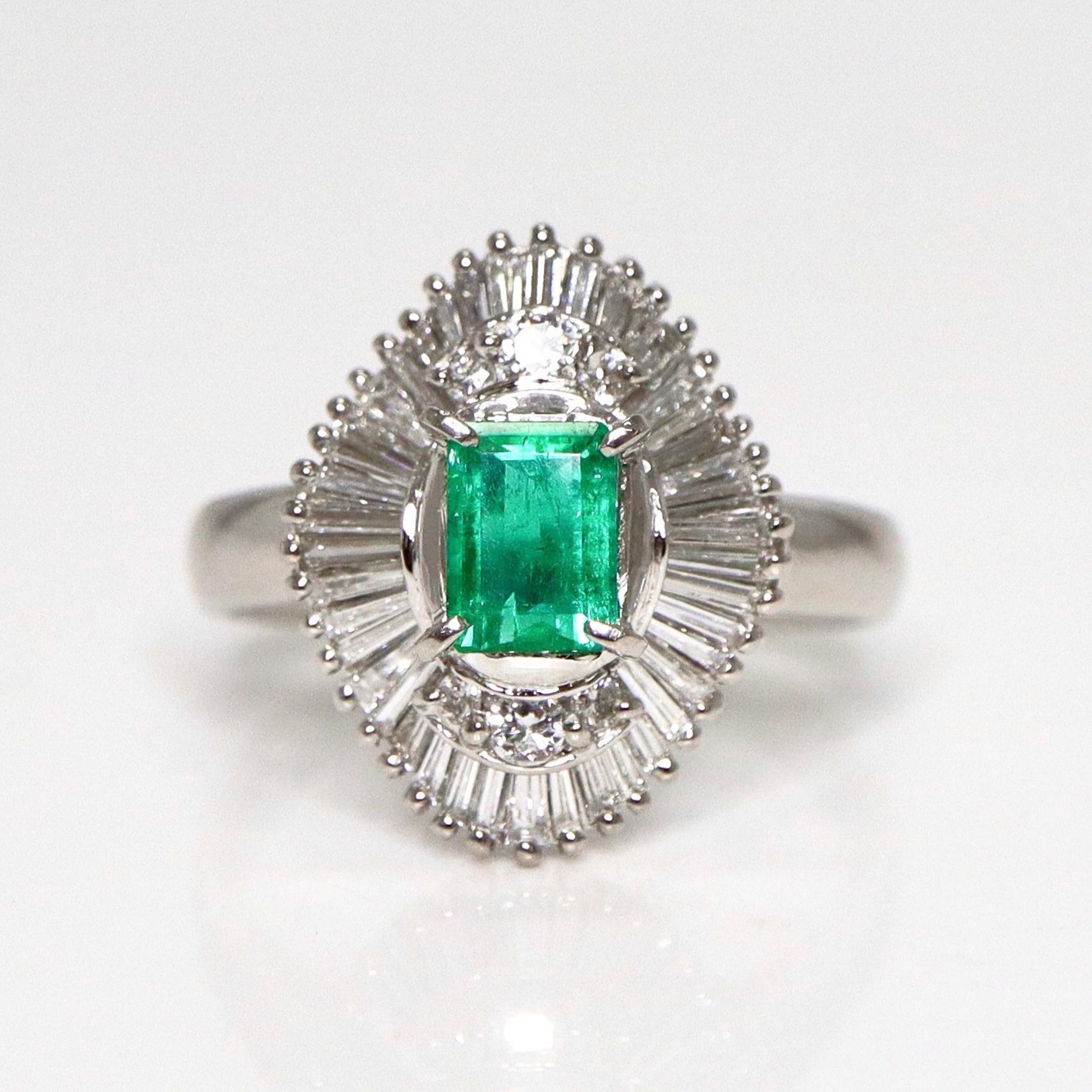 *IGI Anello di fidanzamento in platino con smeraldo Colombia da 0.47 carati in stile Art Deco*

Smeraldo naturale della Colombia verde intenso certificato IGI con grande colore e lucentezza di fuoco del peso di 0,47 carati incastonato su una fascia