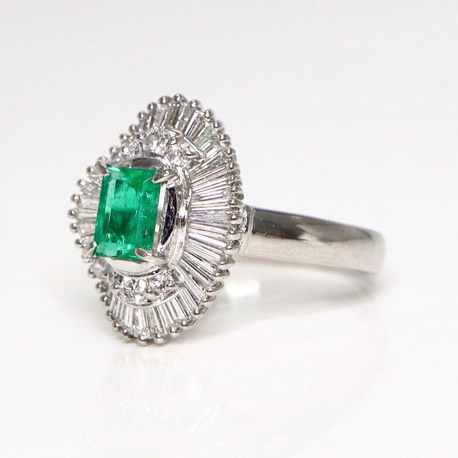 Contemporaneo Anello di fidanzamento in platino IGI con smeraldo Colombia da 0.47 carati in stile antico Art Deco in vendita