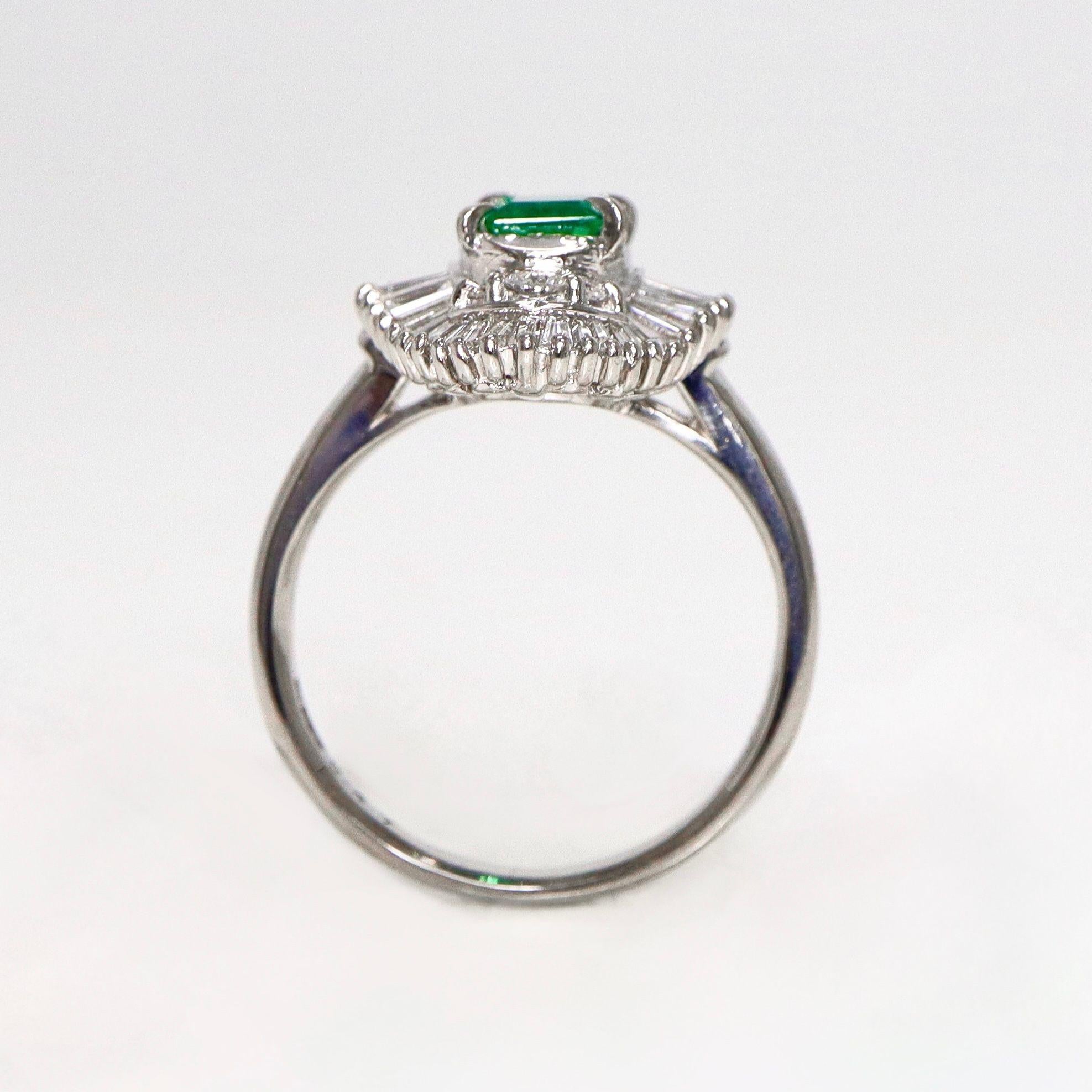 Taglio smeraldo Anello di fidanzamento in platino IGI con smeraldo Colombia da 0.47 carati in stile antico Art Deco in vendita