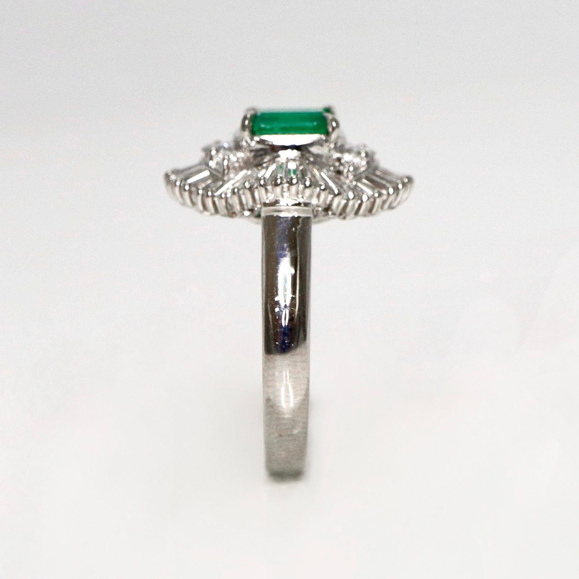 Anello di fidanzamento in platino IGI con smeraldo Colombia da 0.47 carati in stile antico Art Deco In condizioni Nuovo in vendita a Kaohsiung City, TW