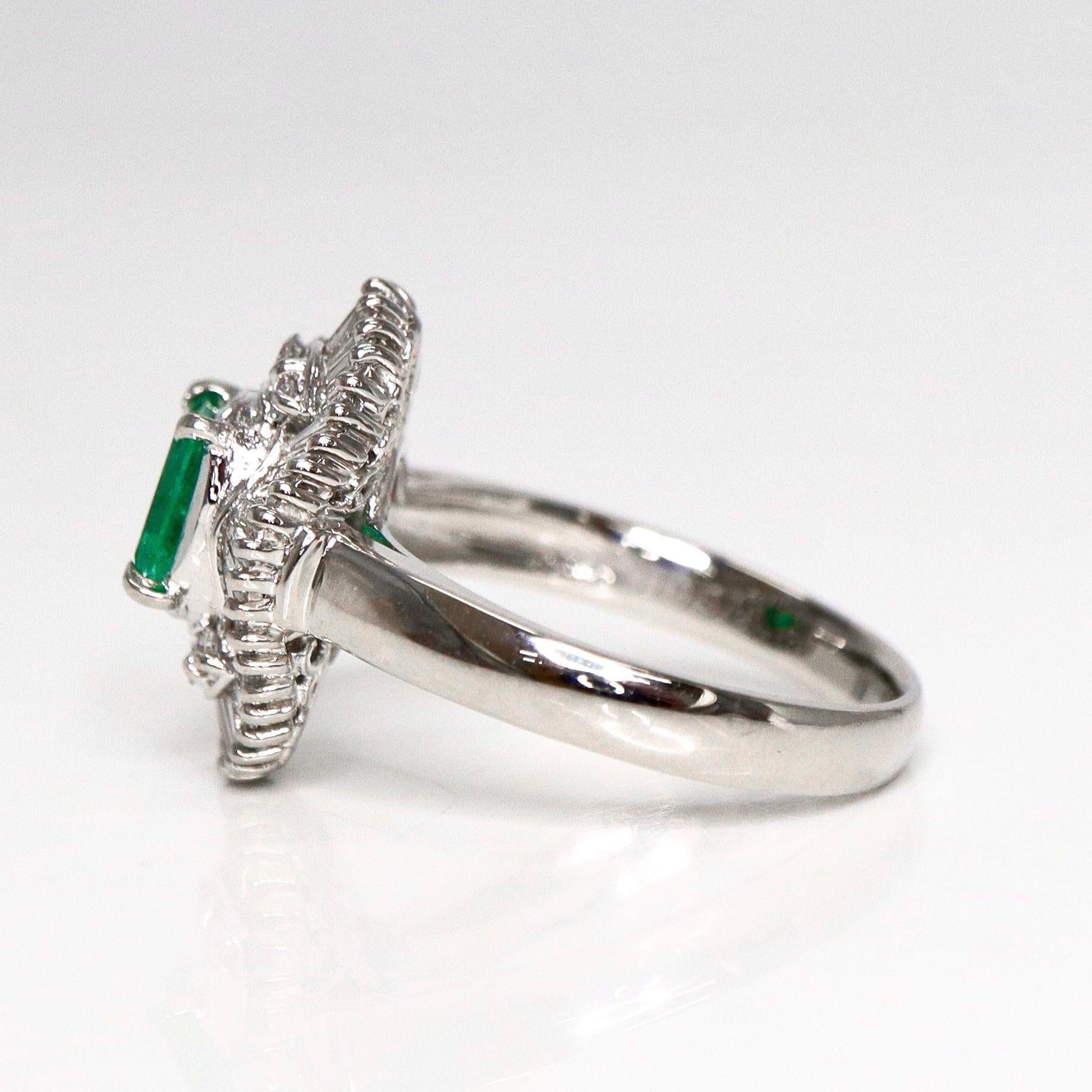 Donna Anello di fidanzamento in platino IGI con smeraldo Colombia da 0.47 carati in stile antico Art Deco in vendita