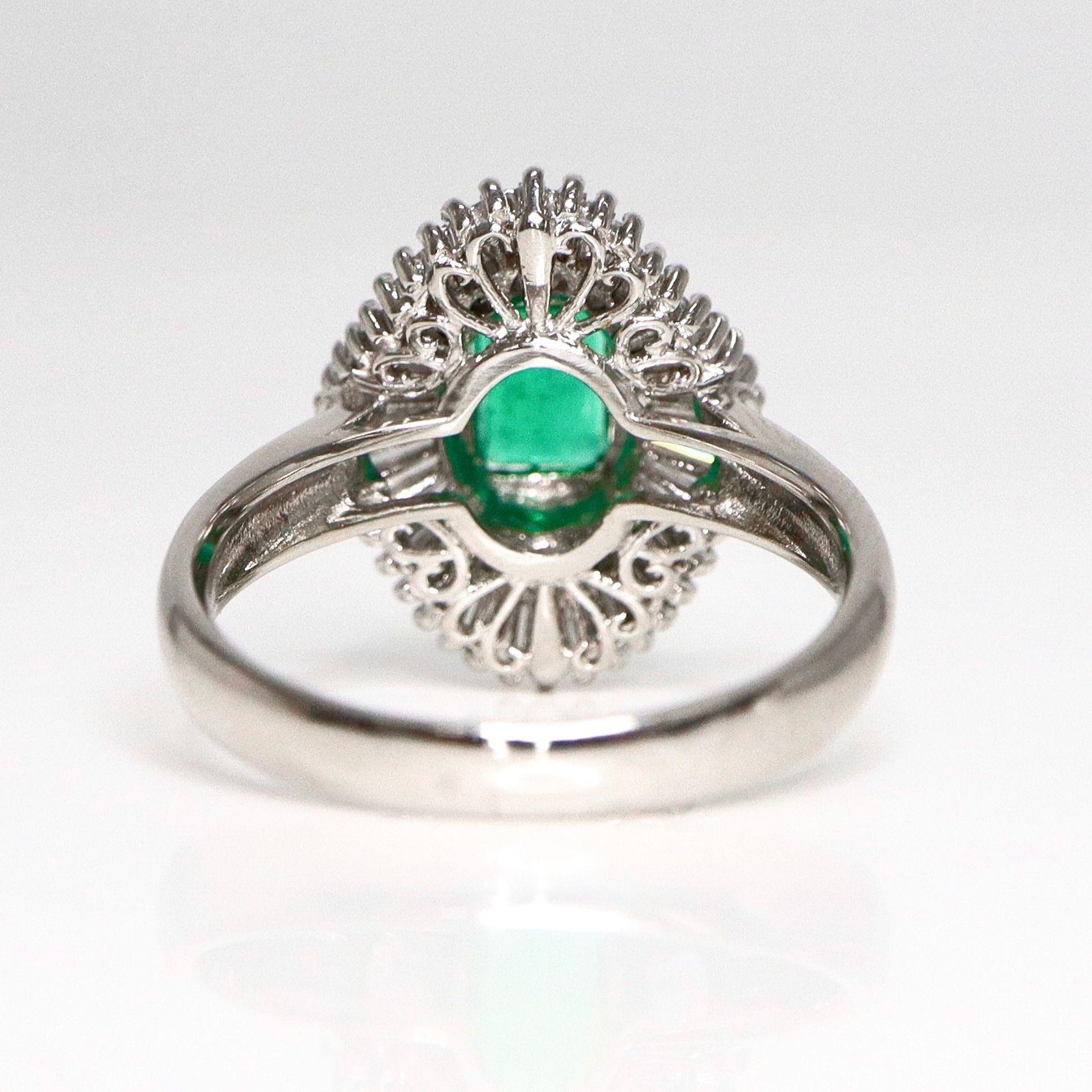 Anello di fidanzamento in platino IGI con smeraldo Colombia da 0.47 carati in stile antico Art Deco in vendita 1