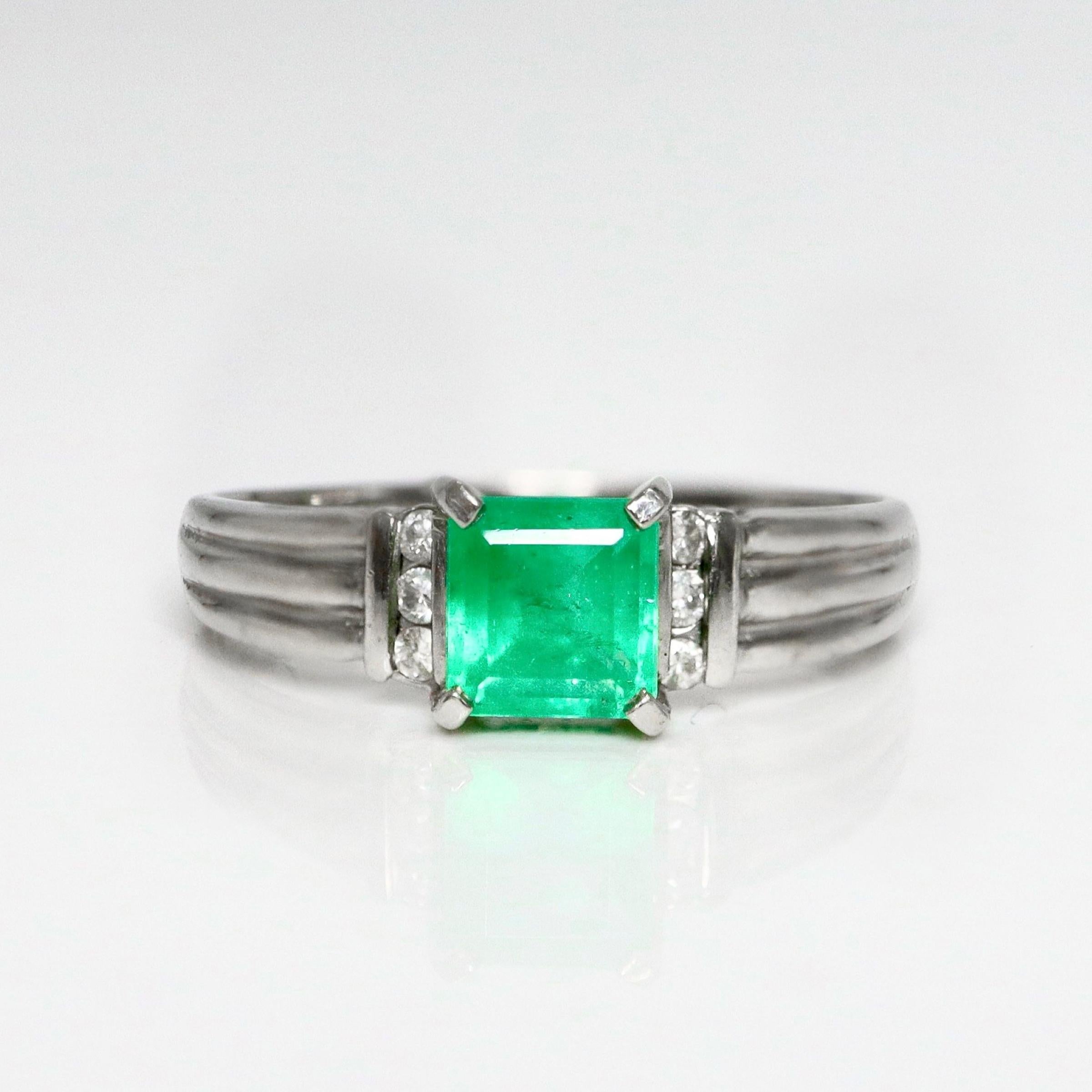 *IGI Platino 0,50 ct Esmeralda de Colombia  Anillo de compromiso

Esmeralda natural Colombia verde intenso certificada IGI de gran color y brillo fuego de 0,50 ct engastada en la banda de oro blanco PT900 pave' con diamante baguette FG VS de 0,06