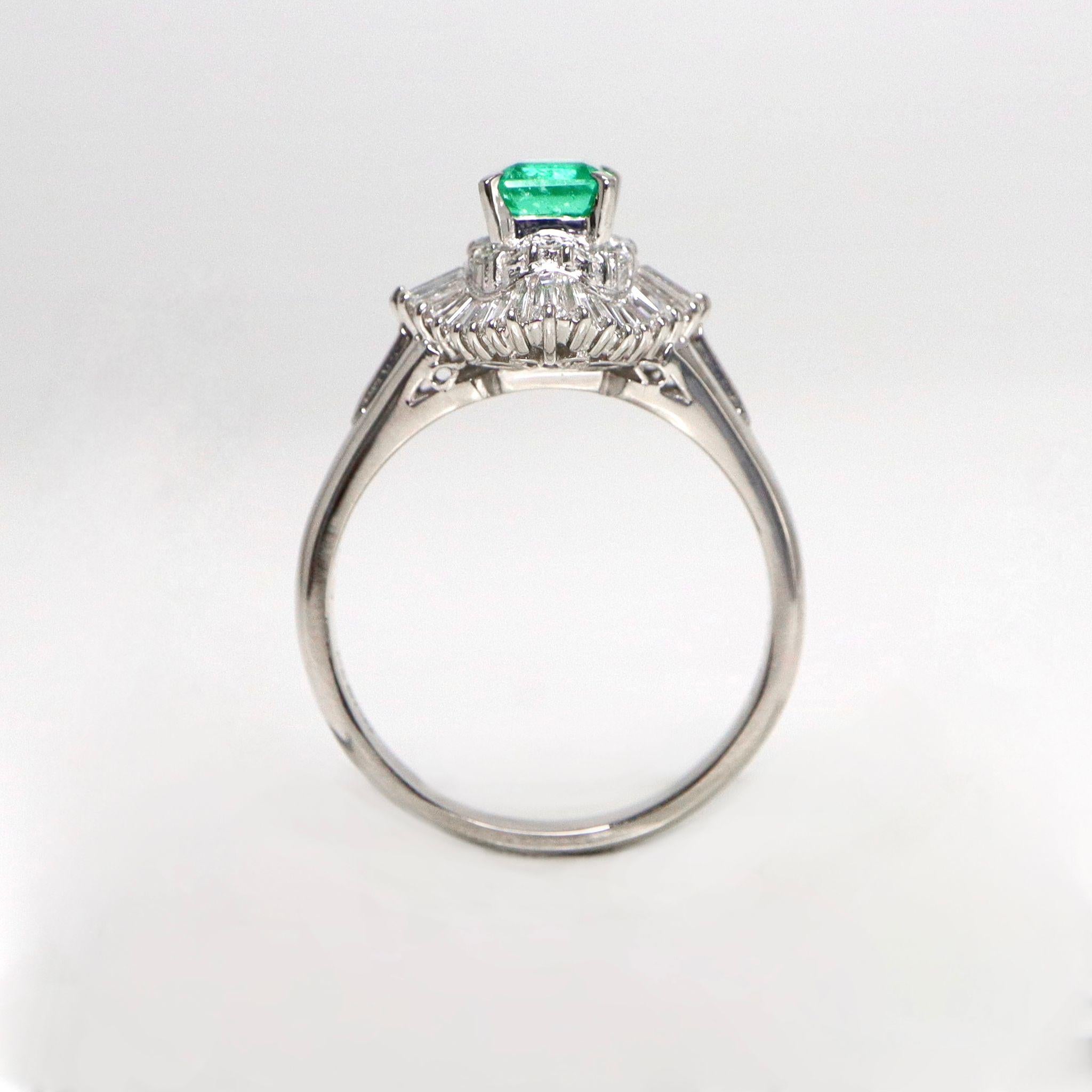 Taille émeraude Bague de fiançailles en platine IGI 0.59 ct Colombia Emerald Antique Art Deco Style en vente