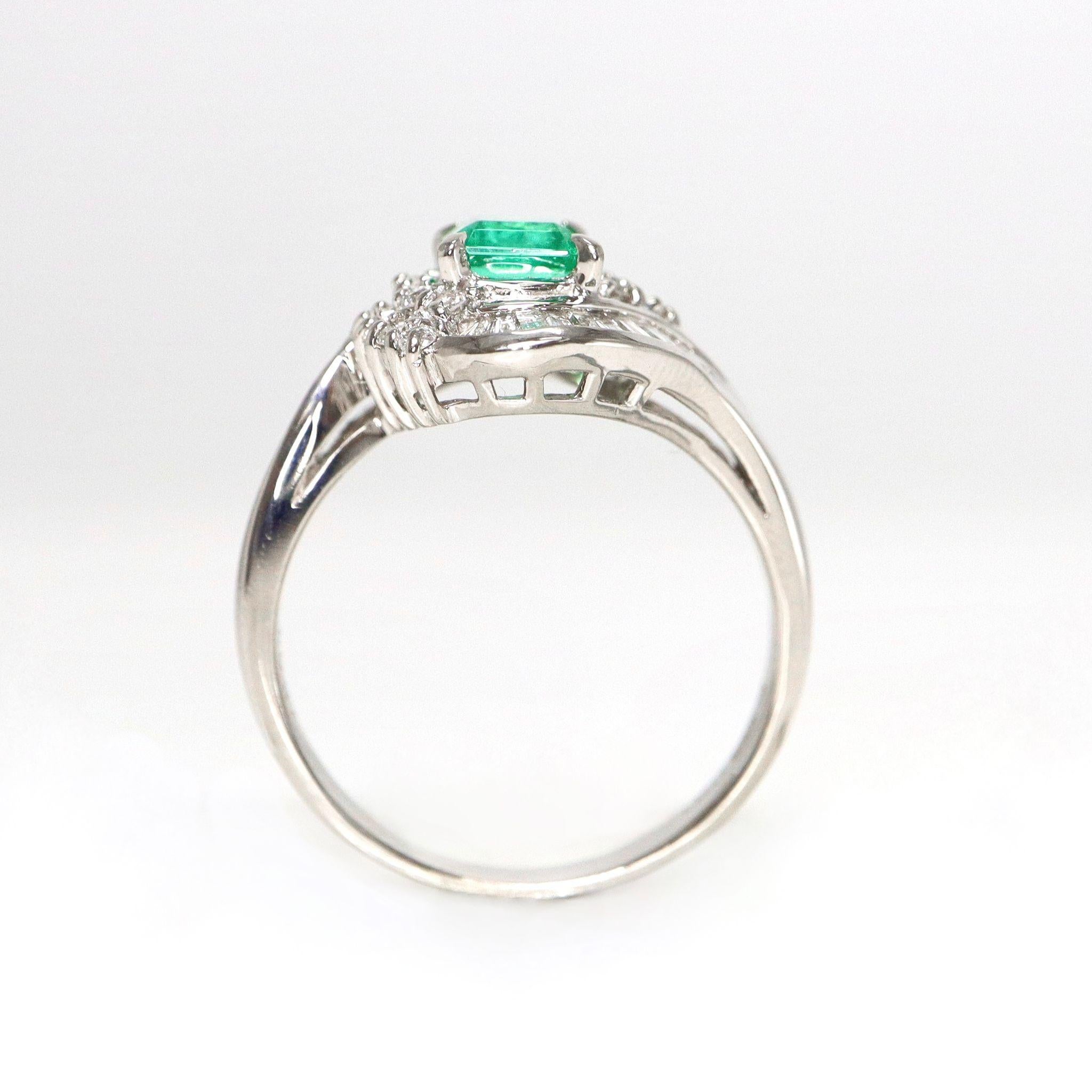 Taille émeraude Bague de fiançailles en platine IGI 0.61 ct Colombia Emerald Antique Art Deco Style en vente