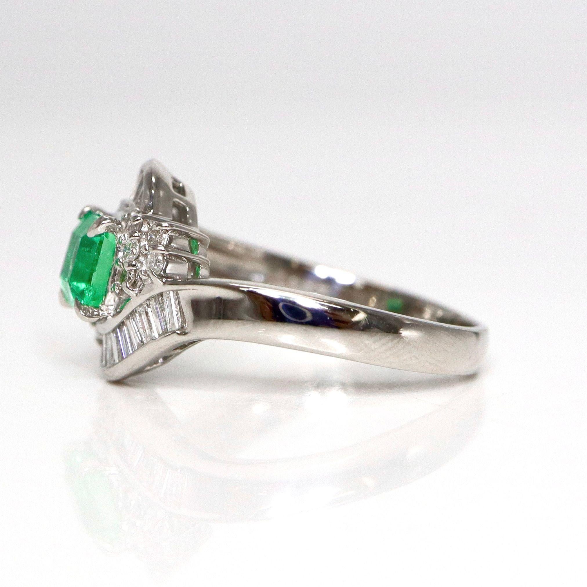 Bague de fiançailles en platine IGI 0.61 ct Colombia Emerald Antique Art Deco Style Pour femmes en vente