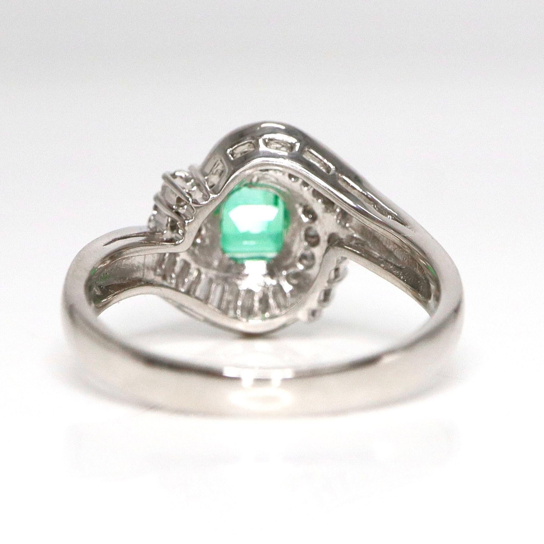Bague de fiançailles en platine IGI 0.61 ct Colombia Emerald Antique Art Deco Style en vente 1
