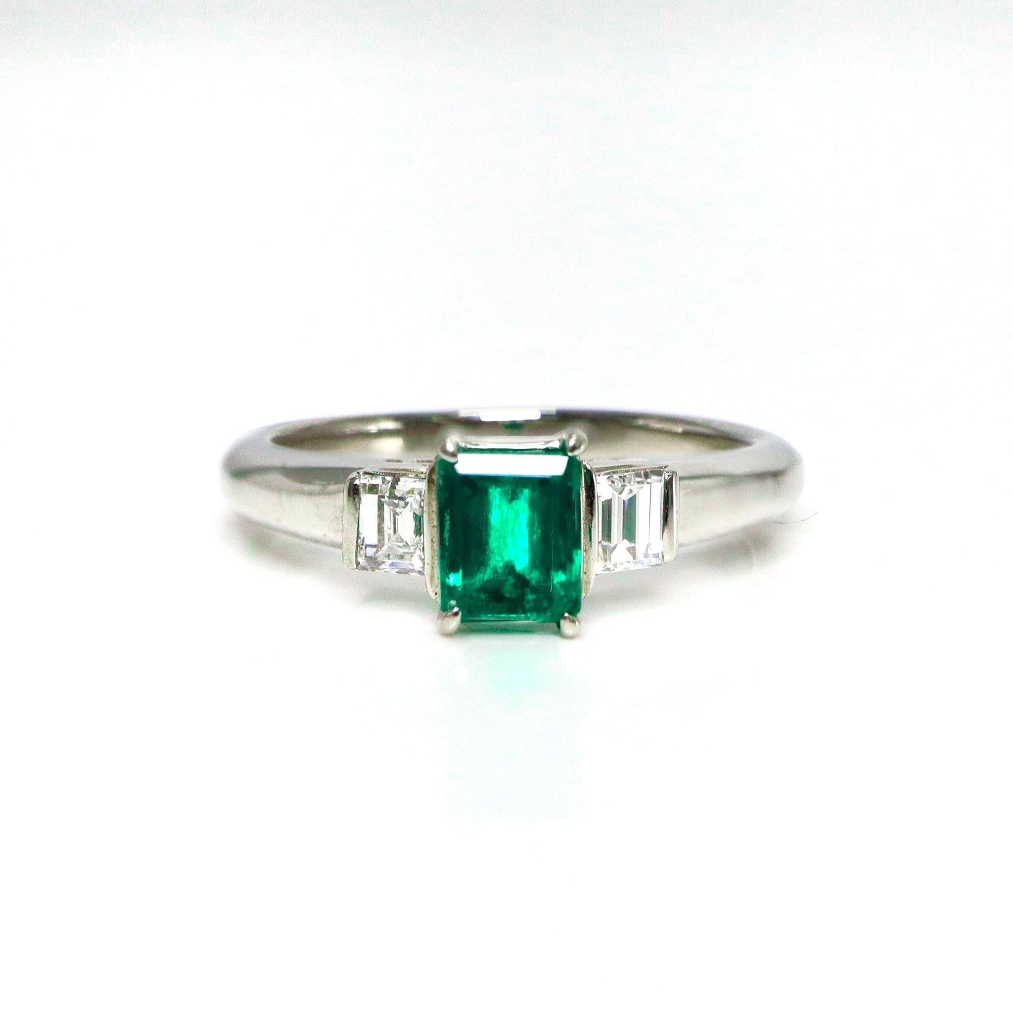 *IGI Platino 0,66 ct Esmeralda Verde Muzo Colombia  Anillo de compromiso

Esmeralda verde Muzo Colombia natural con certificado IGI, de gran color y brillo intenso, de 0,66 quilates, engastada en una banda de oro blanco PT900 con pavé y un diamante