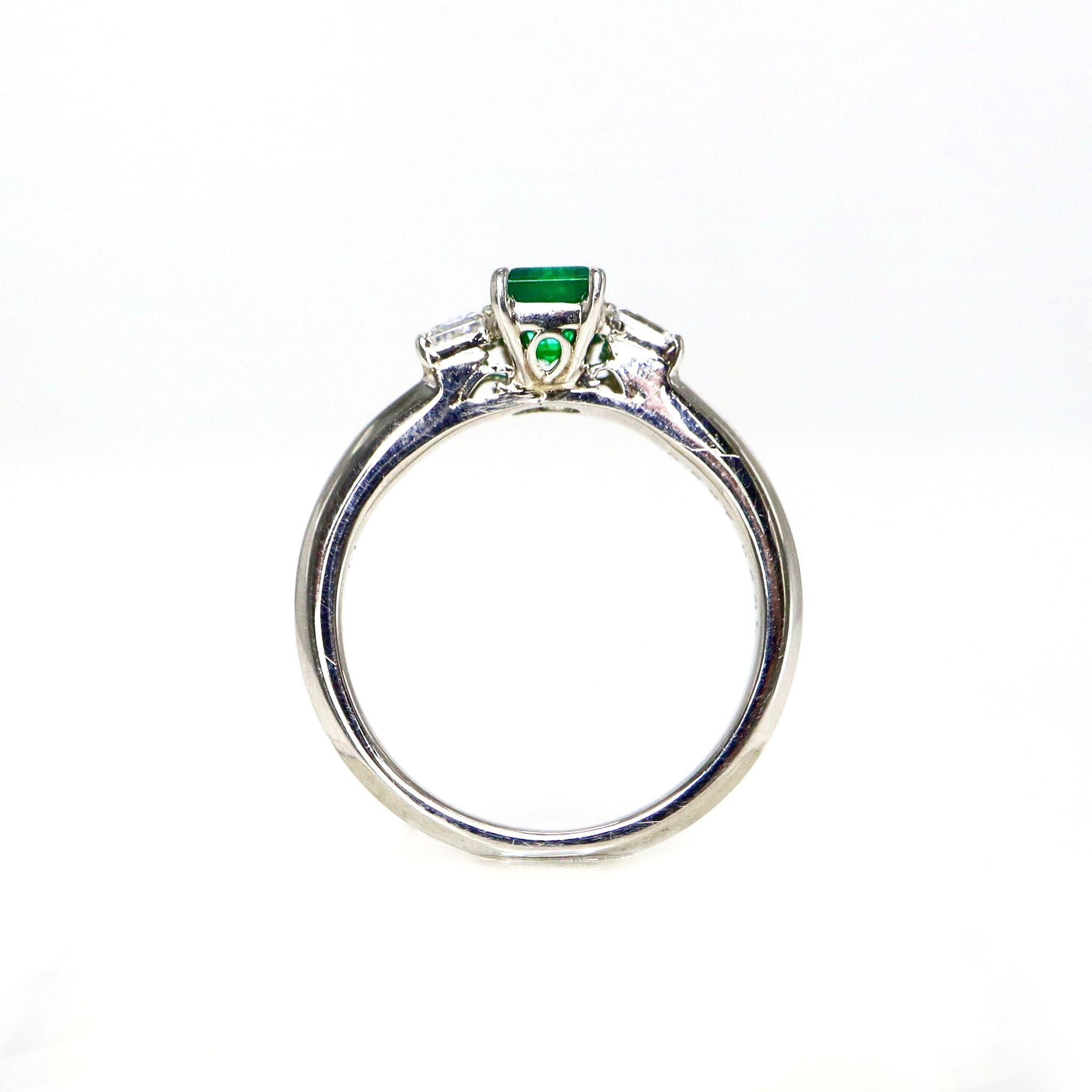 IGI Platino 0,66 ct Esmeralda Verde Muzo Colombia  Anillo de compromiso Corte esmeralda en venta