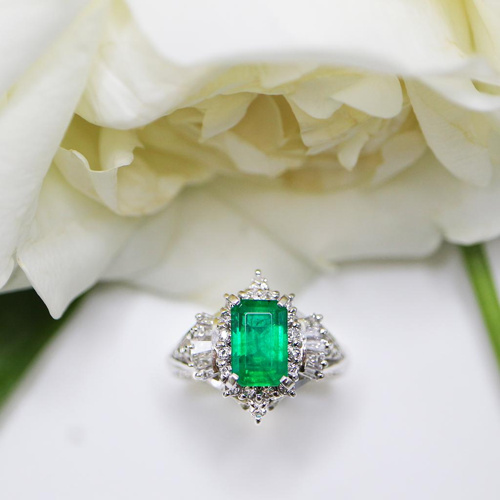 ** IGI-Certified Pt900 1.45 Ct Vivid Green Emerald&Diamonds Engagement Ring**
One natural top-quality, vivid green, clean with great luster emerald as the center stone weighing 1.45 ct surrounded by the FG VS accent diamonds weighing 0.52 ct on the