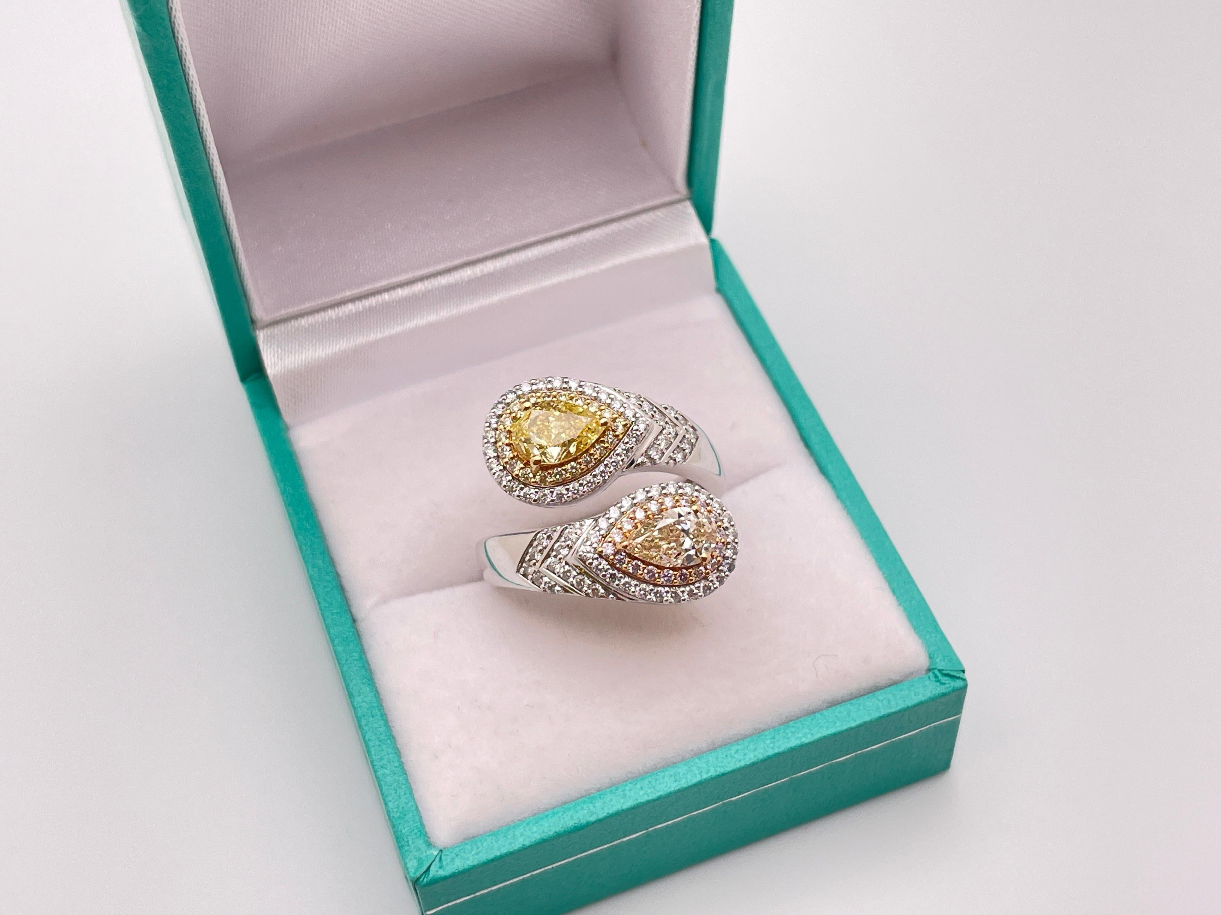 Bague de fiançailles originale en or blanc 18 carats, monture en or jaune et rose, double diamant naturel de couleur jaune, accompagnée d'un certificat IGI (Report # : 4602117911). 

La bague est centrée sur deux diamants de taille brillant en forme