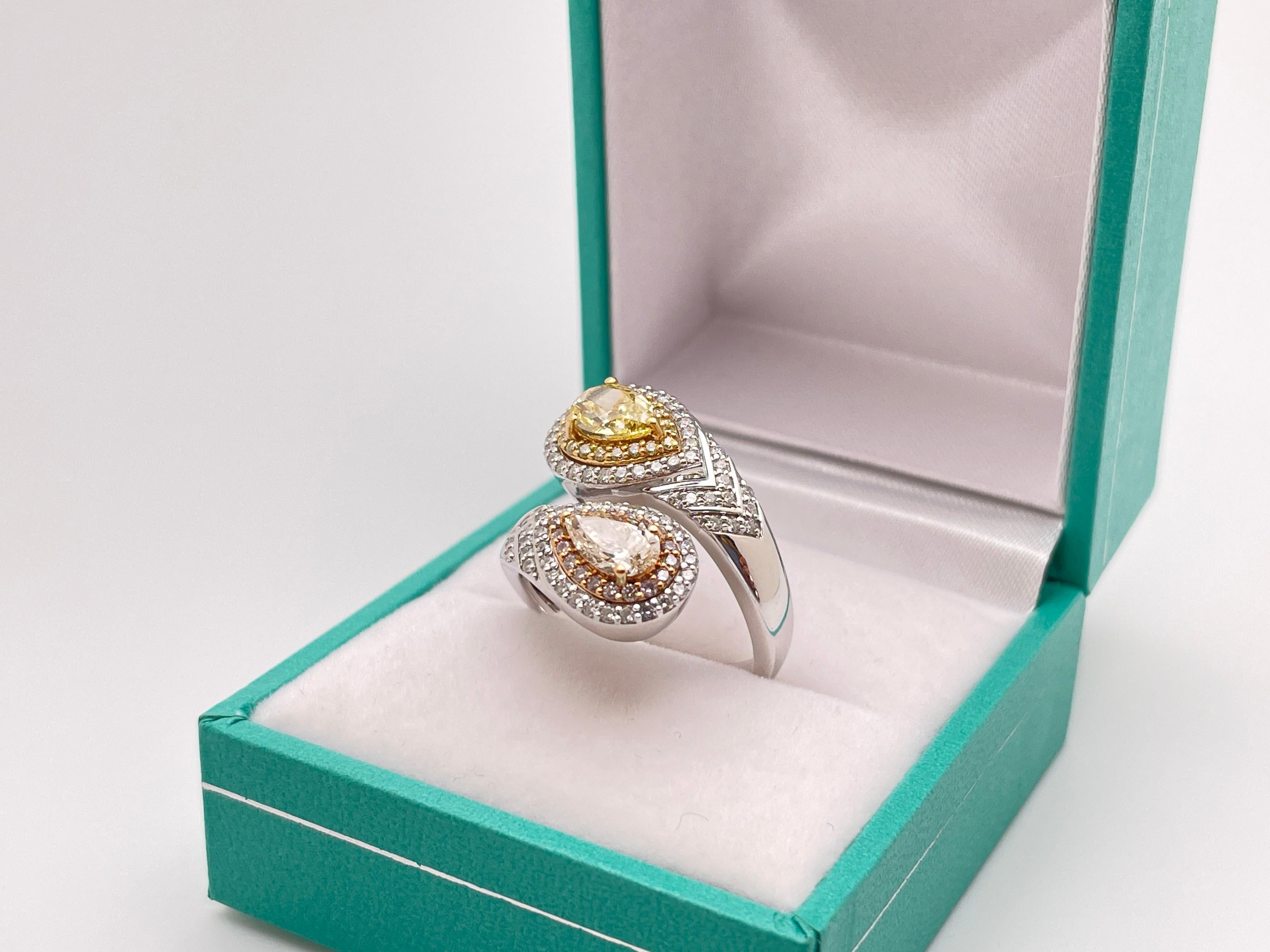 Taille poire Bague de fiançailles IGI Twin Natural Fancy Yellow & Champagne Diamonds en or 18K en vente