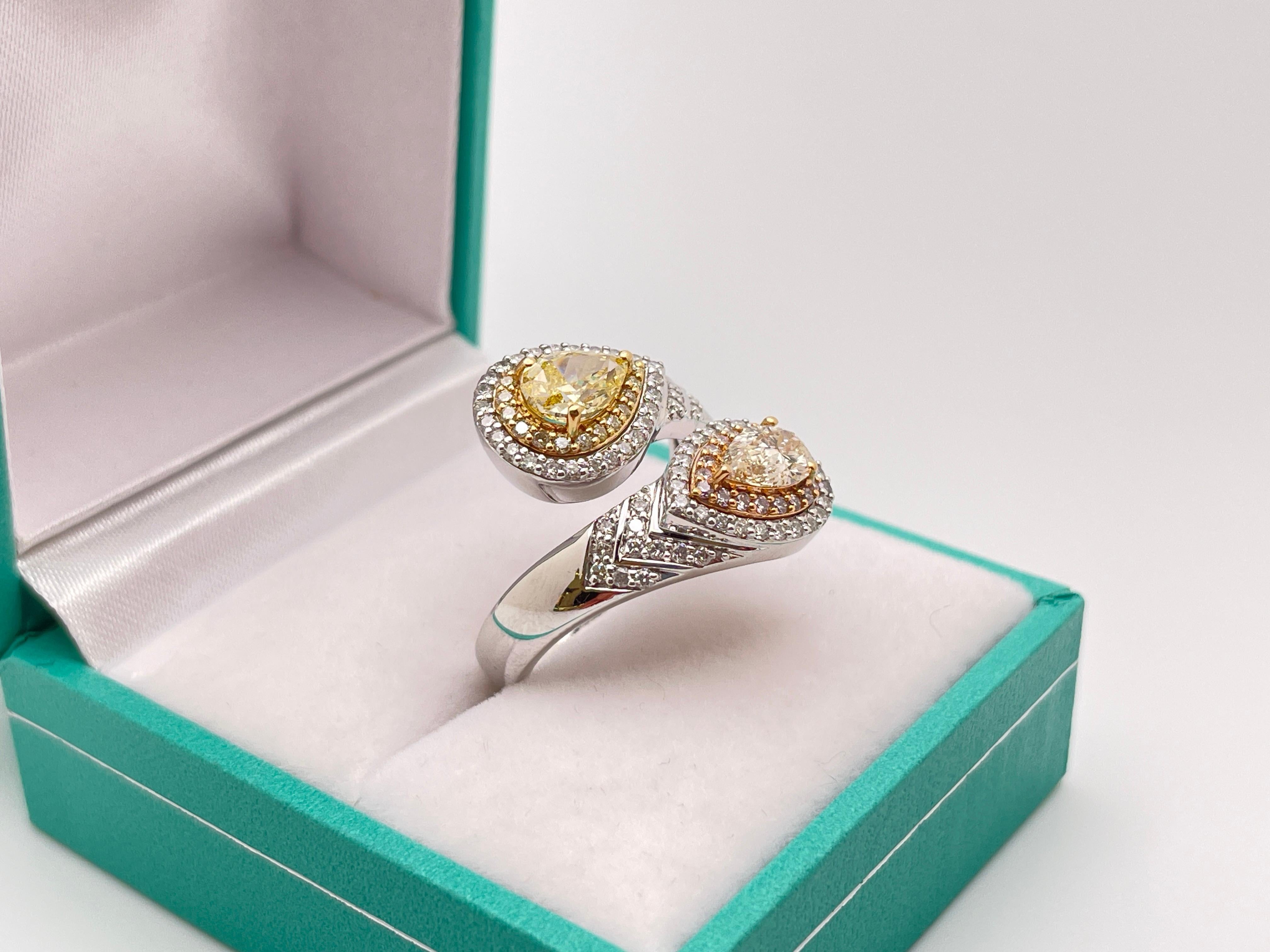 Bague de fiançailles IGI Twin Natural Fancy Yellow & Champagne Diamonds en or 18K Excellent état - En vente à Westport, CT