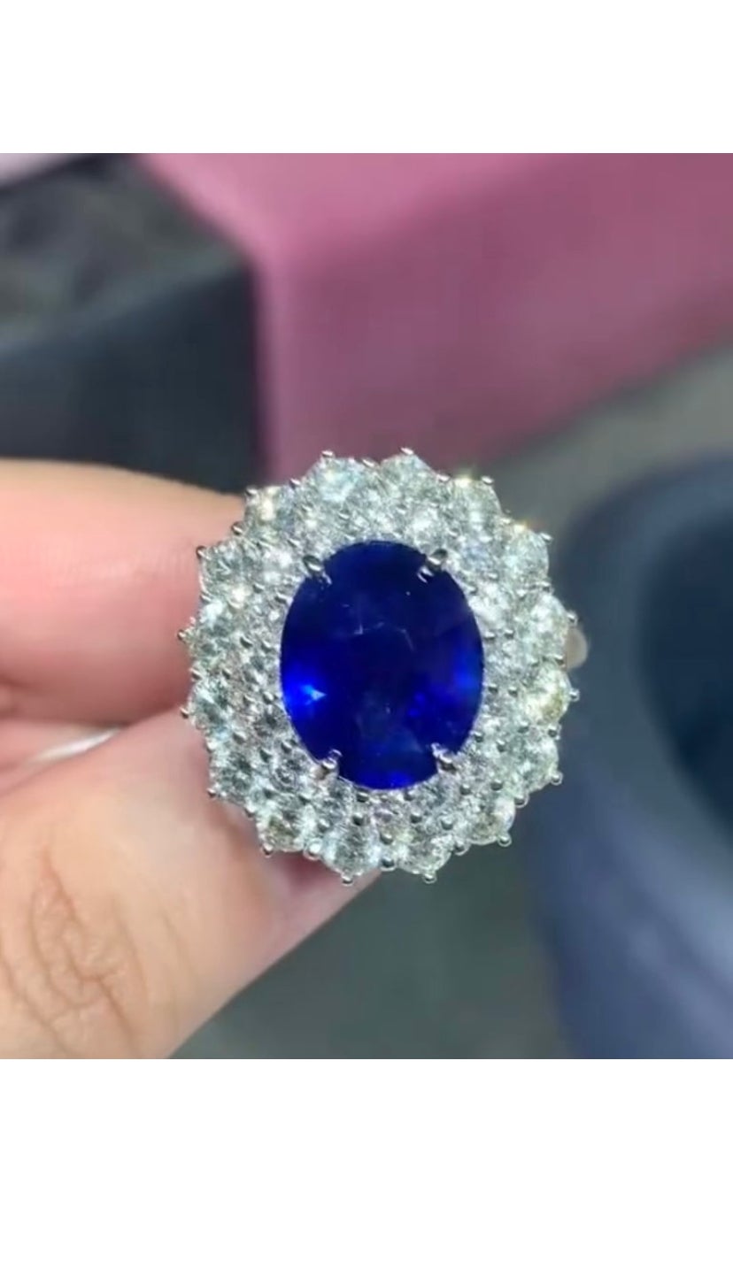 This exquisite ring features a remarkable Sapphire gemstone of 10,00 carat, and Diamonds.
 The Sapphire showcases a stunning royal blue color, captivating all who gaze  upon it. Its depth and vibrancy are truly exceptional, radiating a regal
