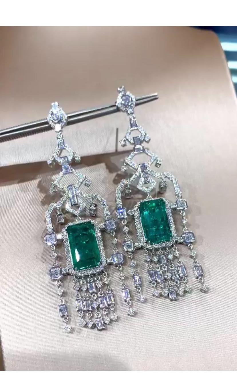 IGL Certified 28.70 Ct Natural Zambian Emeralds  8 Ct Diamonds 18K Gold Earrings In New Condition For Sale In Massafra, IT