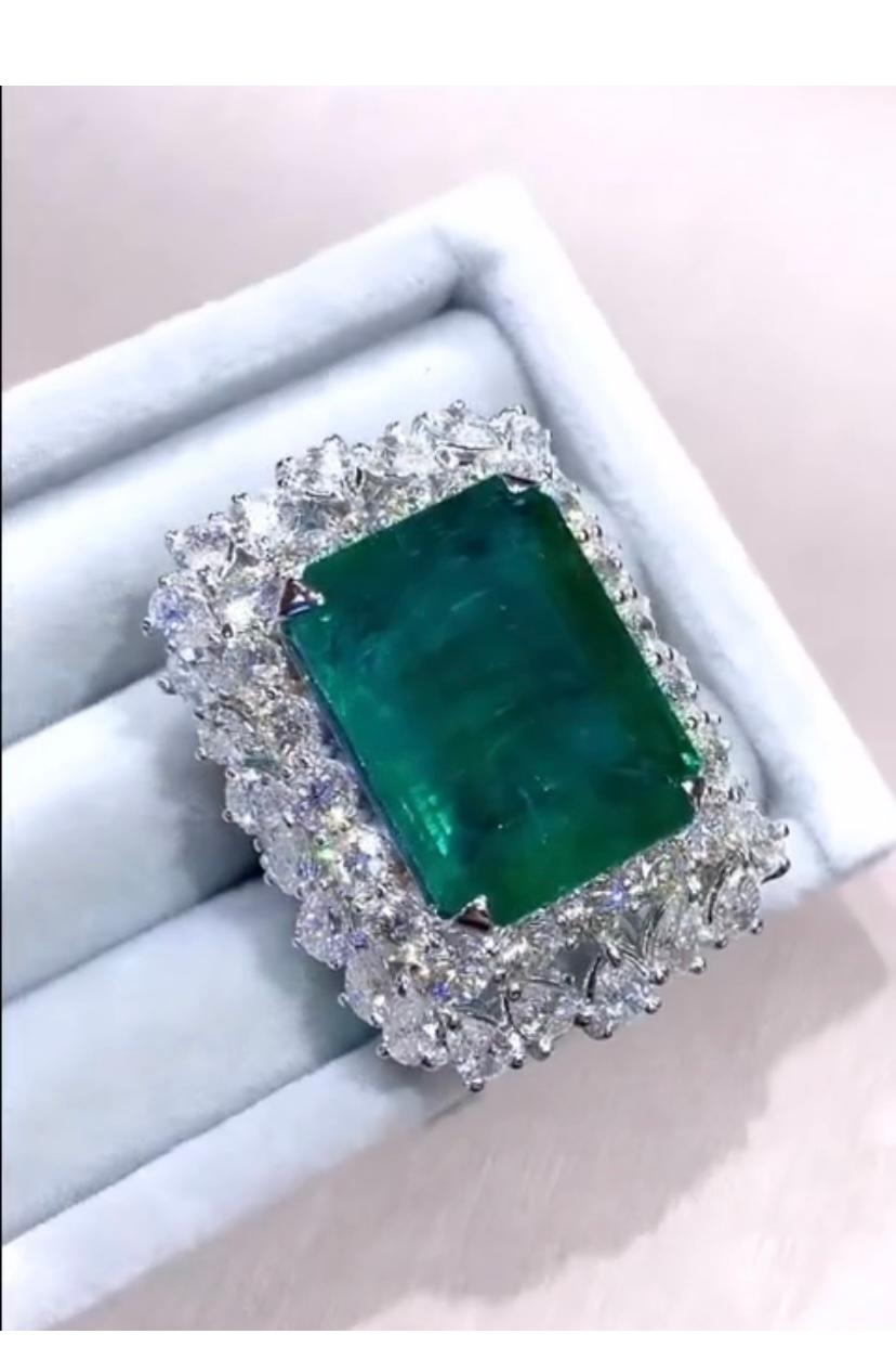 IGL Certified 29.00 Carat Zambian Emerald  11.10 Ct Diamonds 18K Gold Ring In New Condition For Sale In Massafra, IT