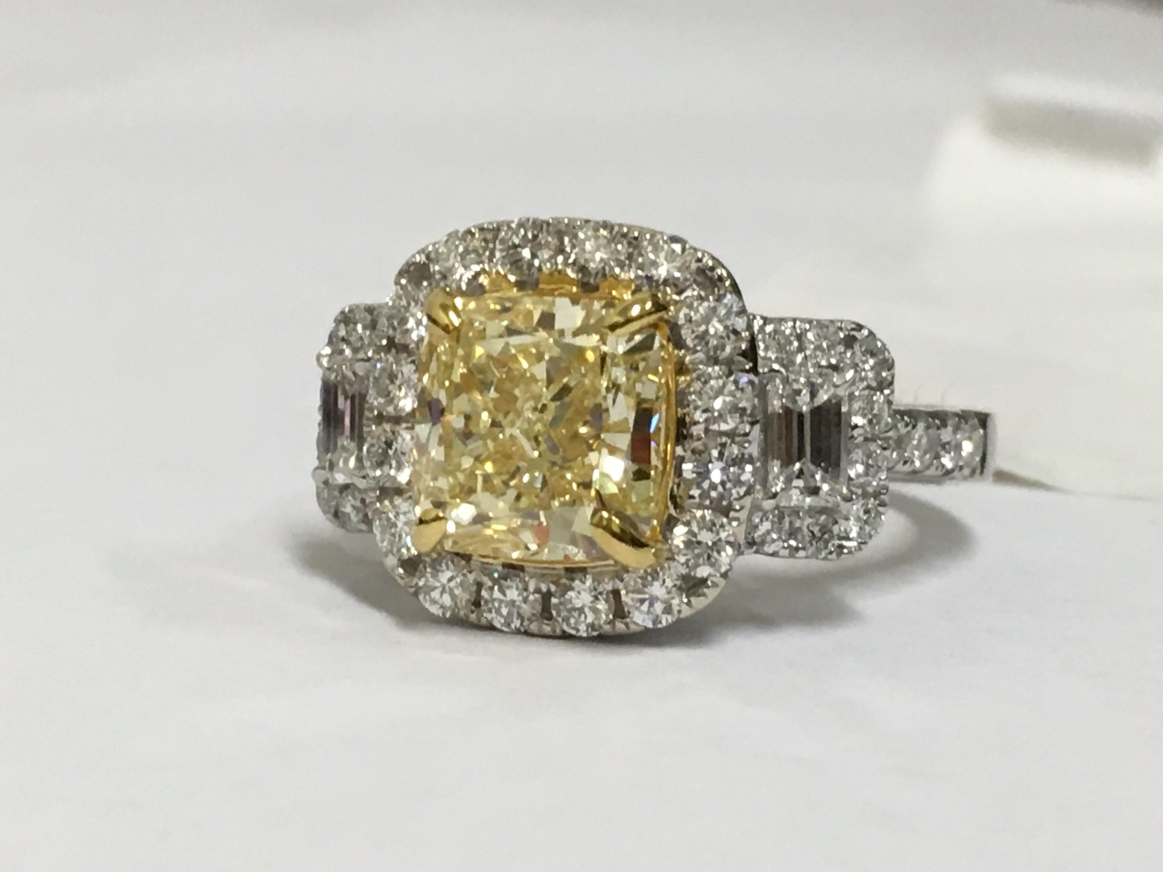 IGL Certified 3.00 Carat Yellow and White Diamond Ring In New Condition In Trumbull, CT