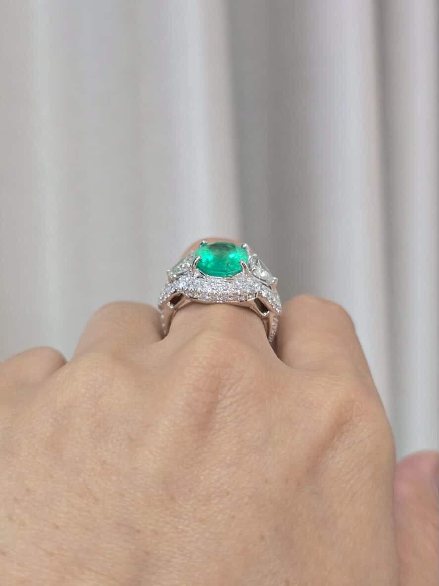 IGL zertifiziert 4,50 kolumbianischen Smaragd 2,60 Karat Diamanten 18K Gold Ring (Oval Cut) im Angebot