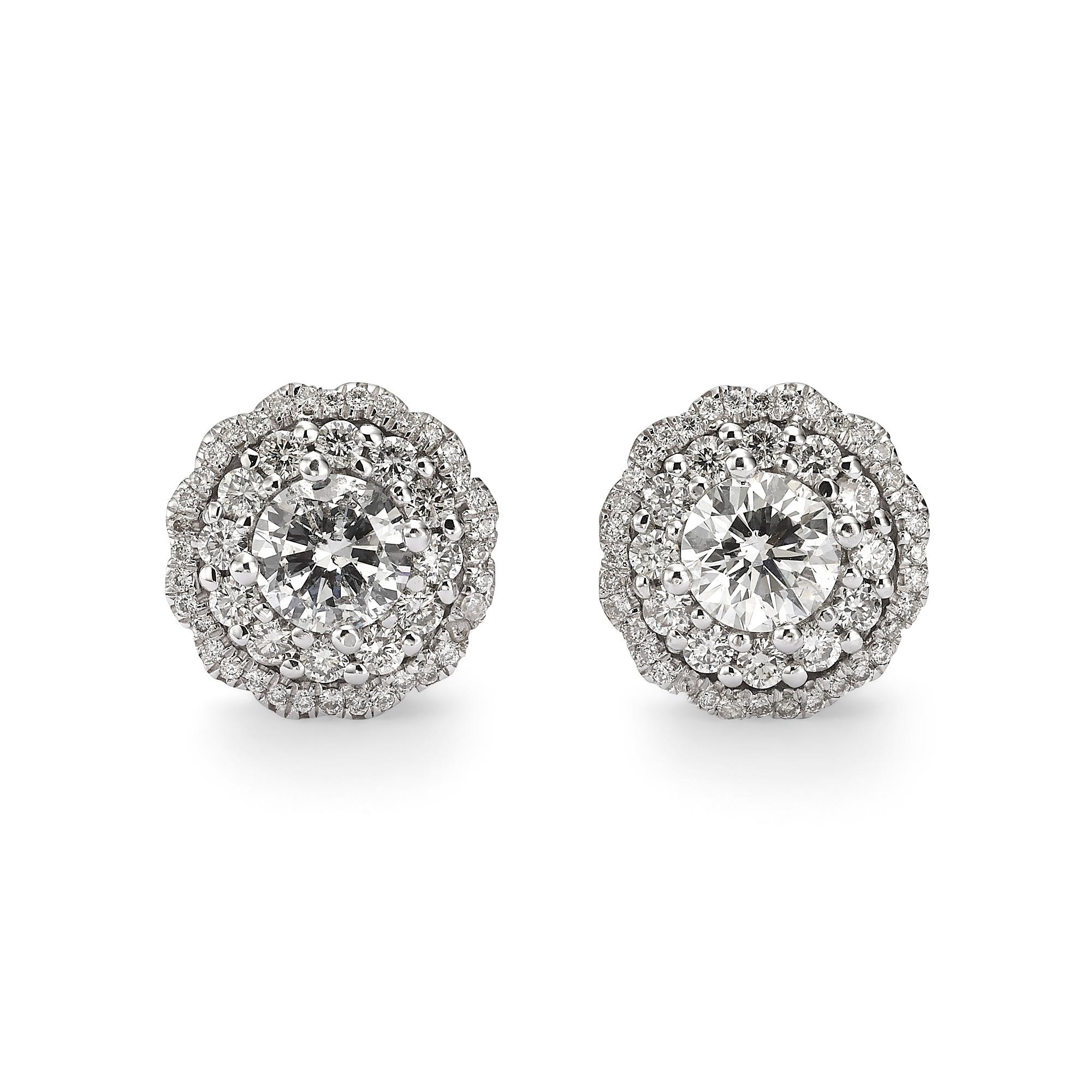 Questi orecchini possiedono qualità uniche che li contraddistinguono, tra cui un sorprendente design a raggiera, un'eccezionale qualità dei diamanti, una raffinata lavorazione artigianale e un'eleganza senza tempo. La pietra centrale, circondata da