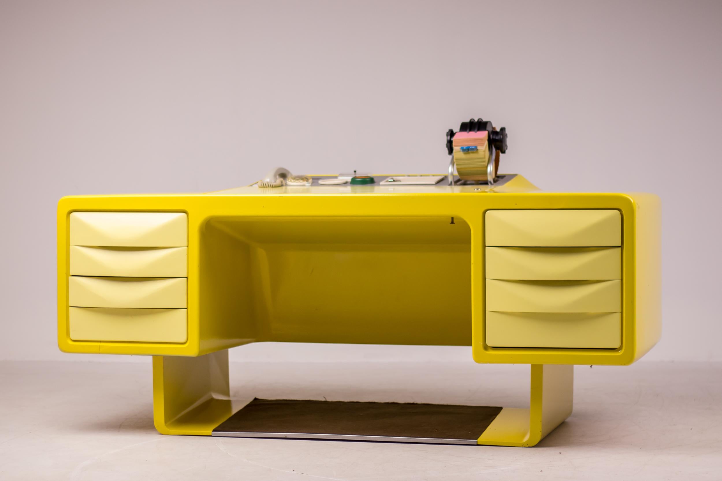 IGL Design Monumental Fiberglass Directors Desk by Wilhelm Werndl In Good Condition In Dronten, NL