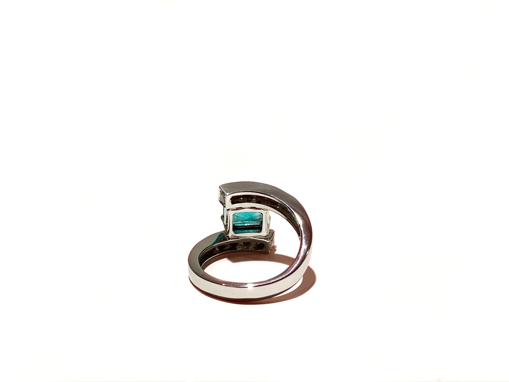 IGN Certified 2.10 Karat Emerald 18K White Gold White Diamonds Cocktail Ring For Sale 2