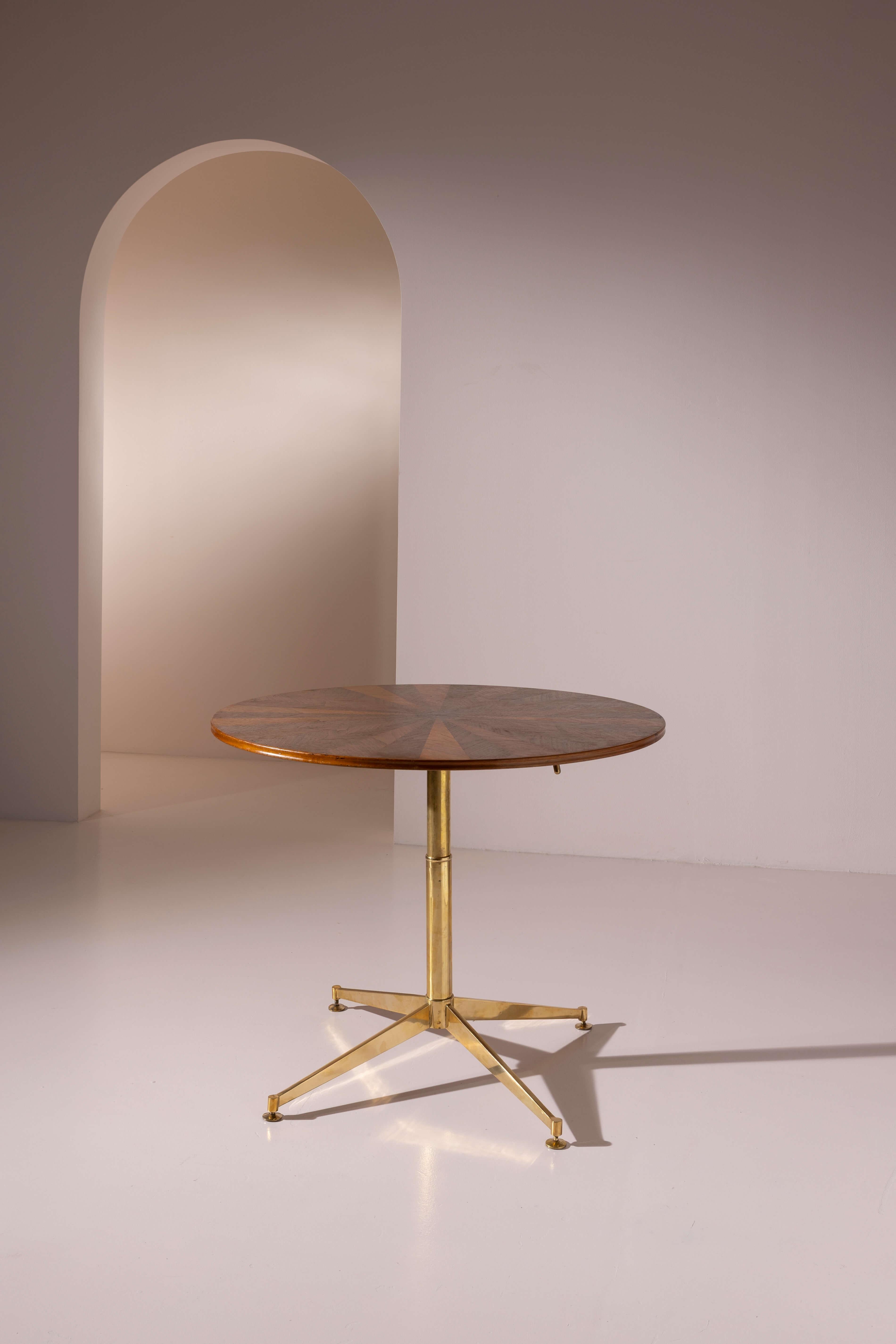 Rare table en laiton et bois avec plateau incrusté et mécanisme de réglage en hauteur, design/One, catalogue Azucena, années 1950.

Dans la vision d'Ignazio Gardella, l'architecture et le design étaient des matières vivantes, dynamiques et en