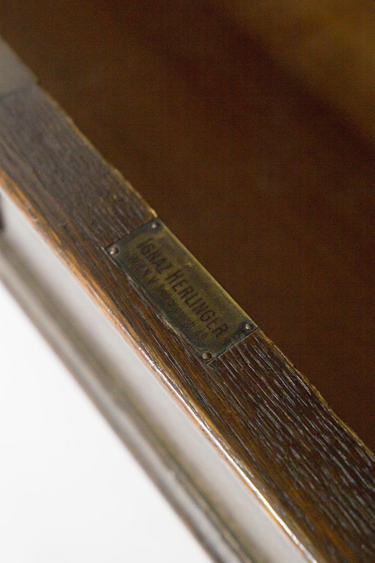 Merveilleux grand buffet en bois conçu au 19ème siècle de belle facture italienne.
Le buffet a une base très solide de forme rectangulaire entièrement réalisée en bois massif et précieux, très durable et élégant dans sa fabrication.
Il y a deux