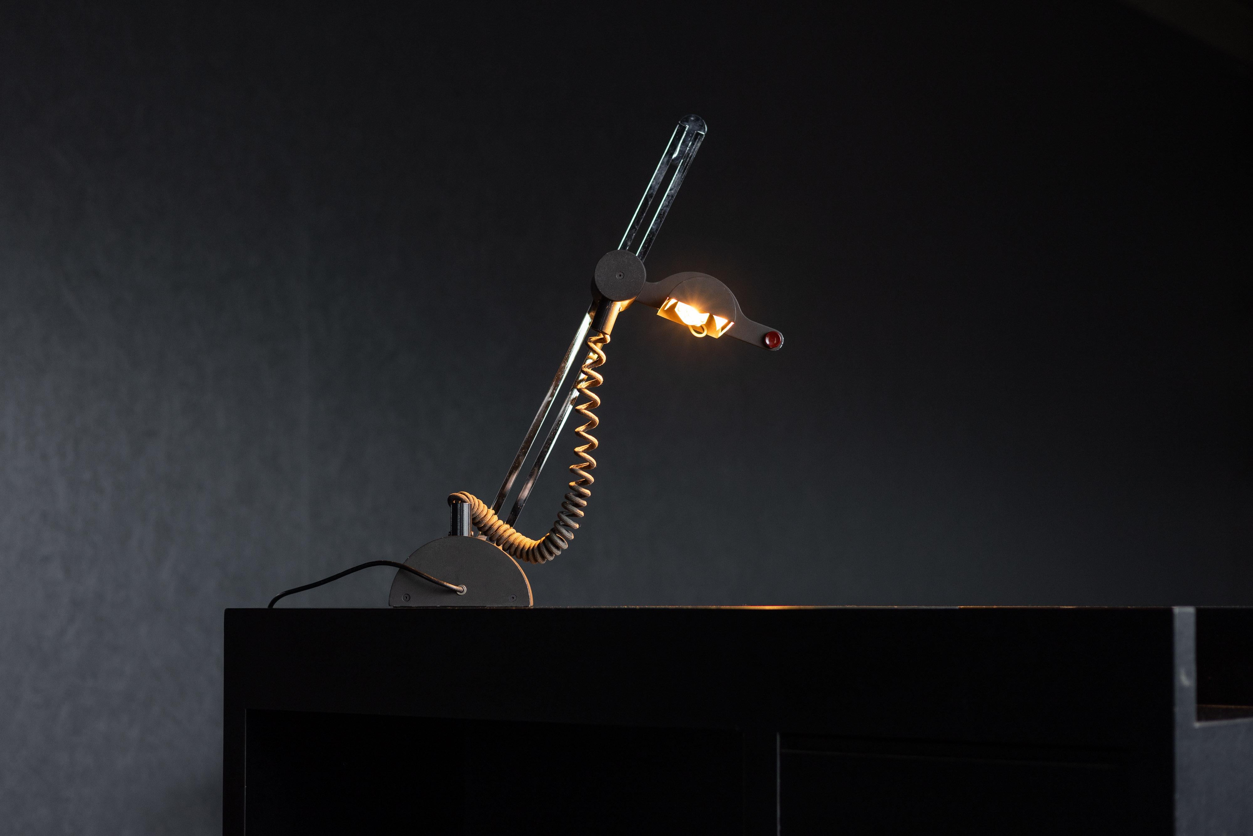 Cette rare lampe de table halogène, modèle Nelson, a été conçue par Ignazia Favata et Claudio Dini et fabriquée par Bieffeplast, Italie, en 1976. Exemple frappant de design radical, cette lampe est dotée d'une base lestée et d'un bras chromé