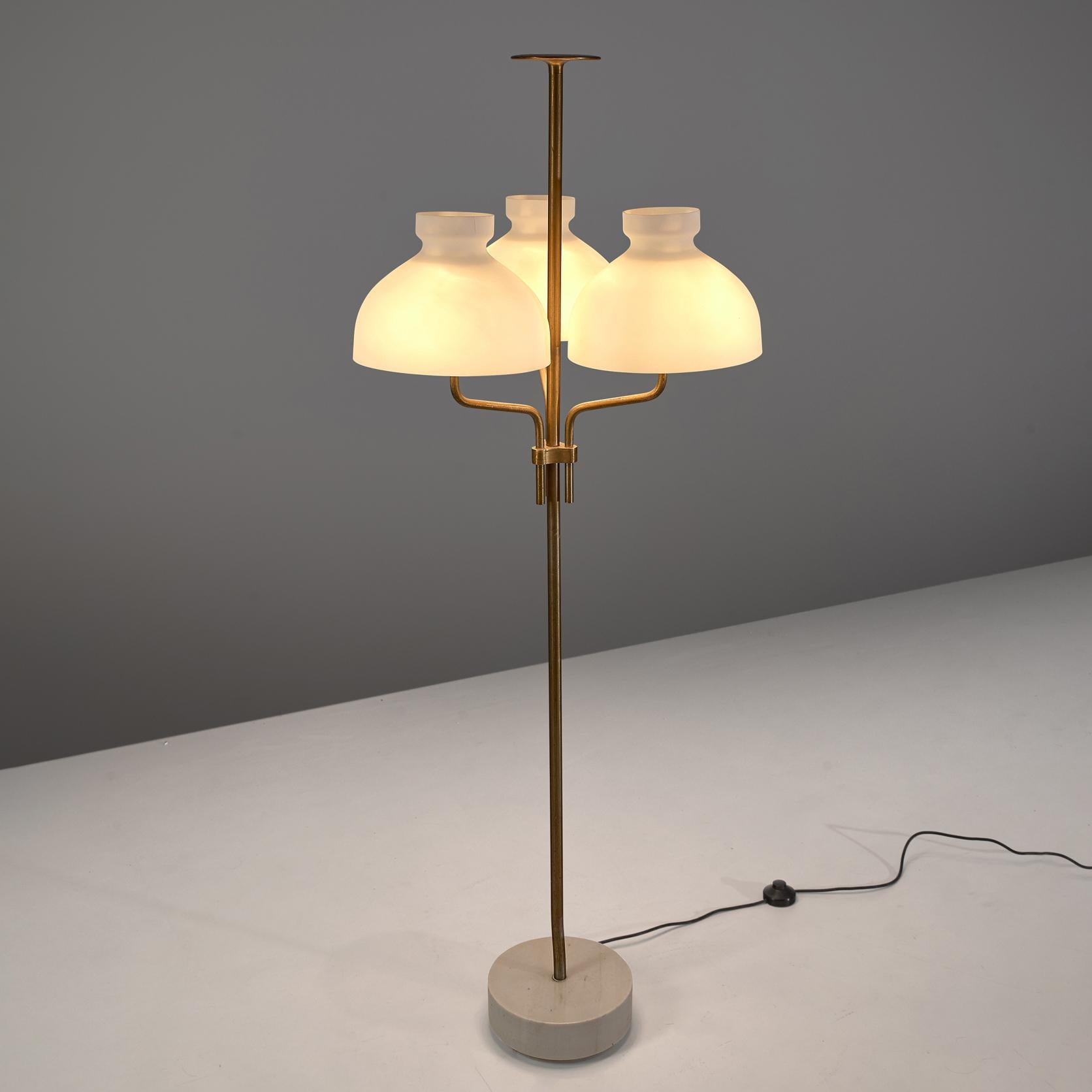 Ignazio Gardella, floor lamp 'Arenzano', brass, marble, opaline glass, Italy, 1950s

An elegant floor lamp designed by the Italian architect and designer Ignazio Gardella. The base is made of tubular brass, curved and grafted together to hold the