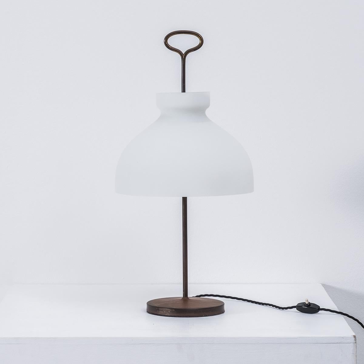 Rare Arenzano table lamp designed by architect, engineer and designer Ignazio Gardella. An éminence grise – Gardella was a powerhouse behind the scenes, founding Azucena, along with Luigi Caccia Dominioni in 1947. He came from a long dynasty of