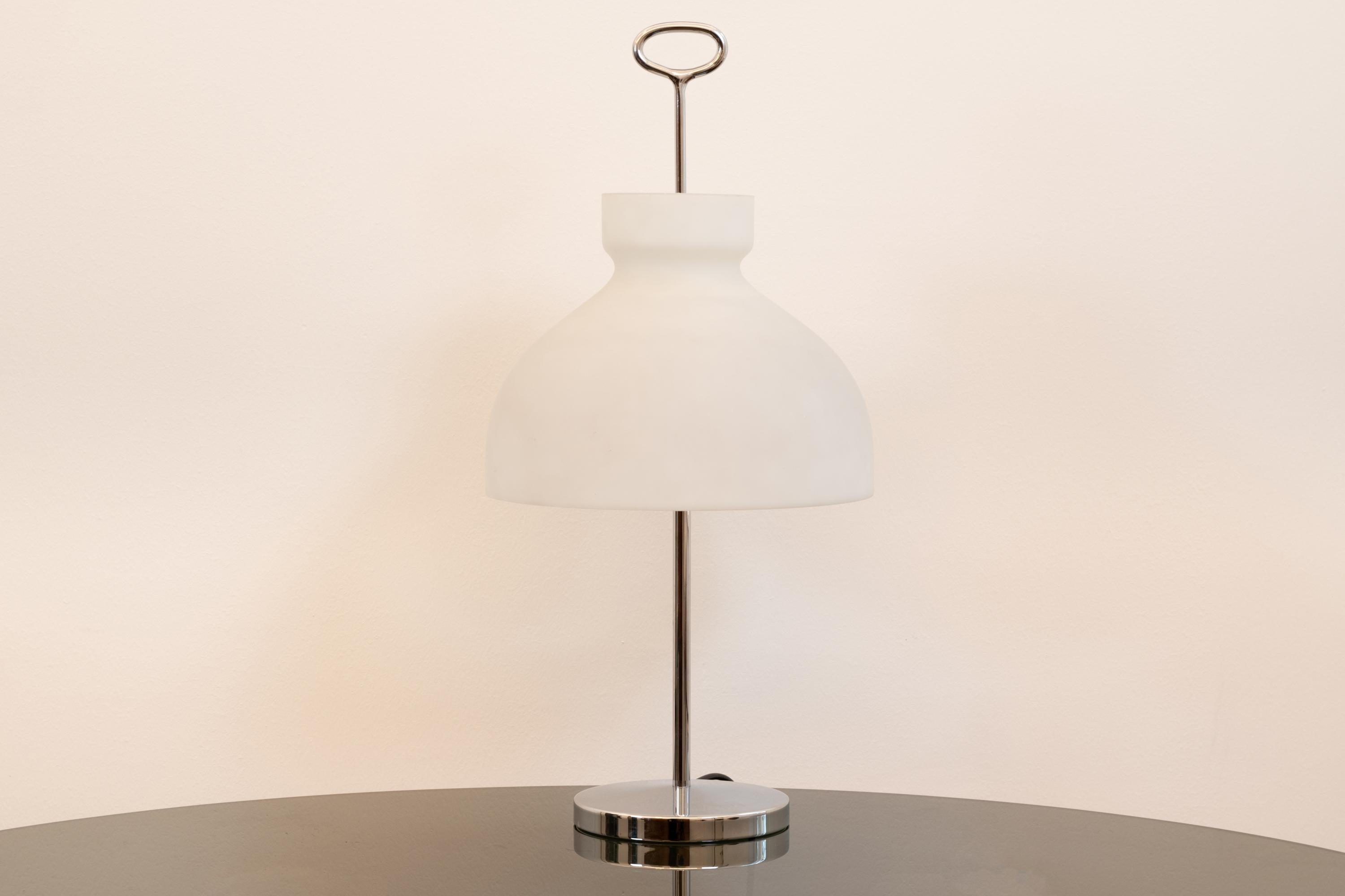 Table lamp model Arenzano, designed by Ignazio Gardella and produced by Azucena in 1956.
This beautiful lamp has a chrome-plated brass structure, and satin opaline glass lampshade.

  