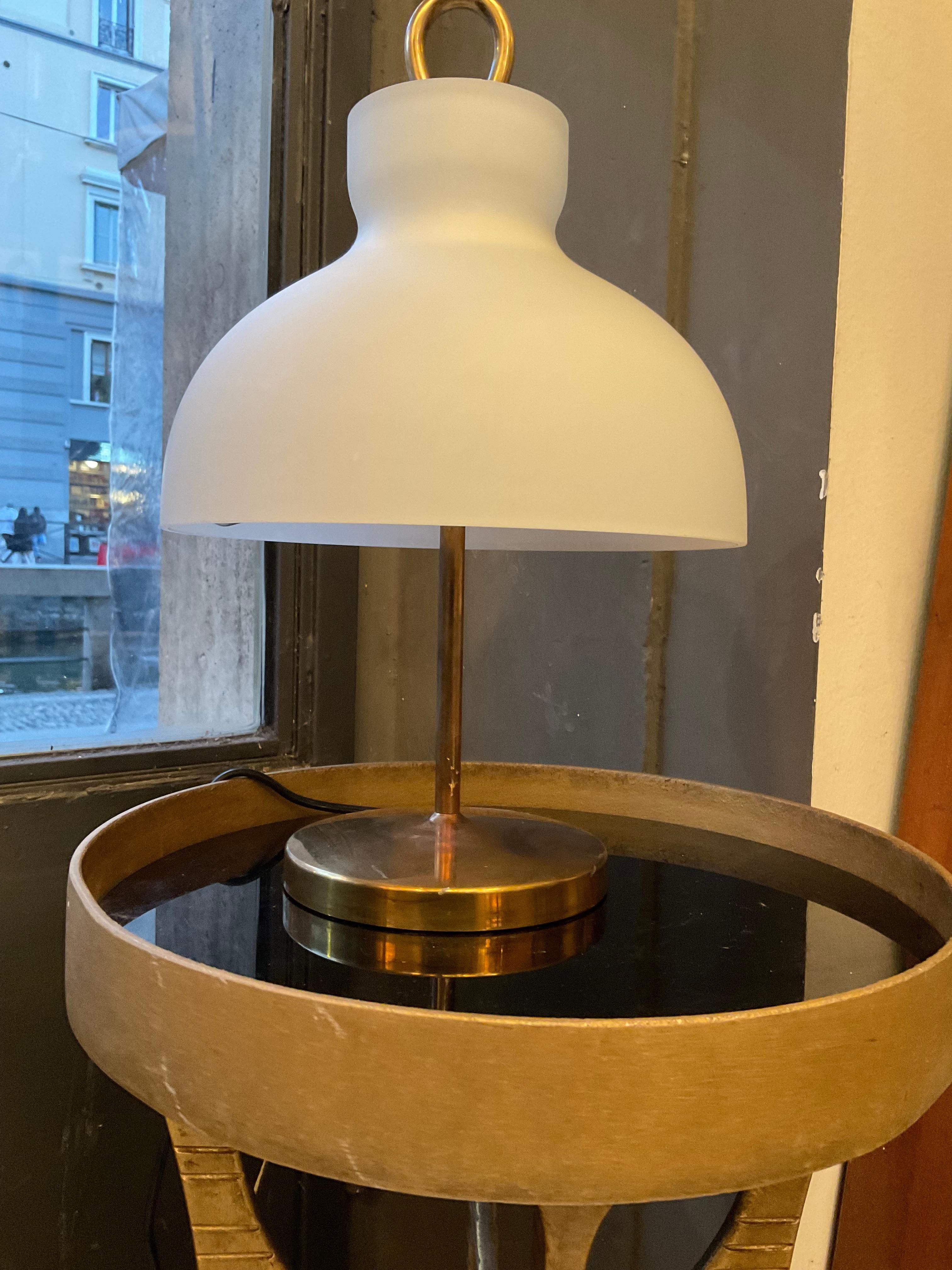 Disegnata dal Architetto Ignazio GARDELLA e prodotta dalla Azucena  negli anni 50 del novecento, questa lampada Modello ARENZANO BASSA , é una lampada ormai iconica che si può ambientare bene in qualsiasi tipo di arredamento , sia nel moderno che