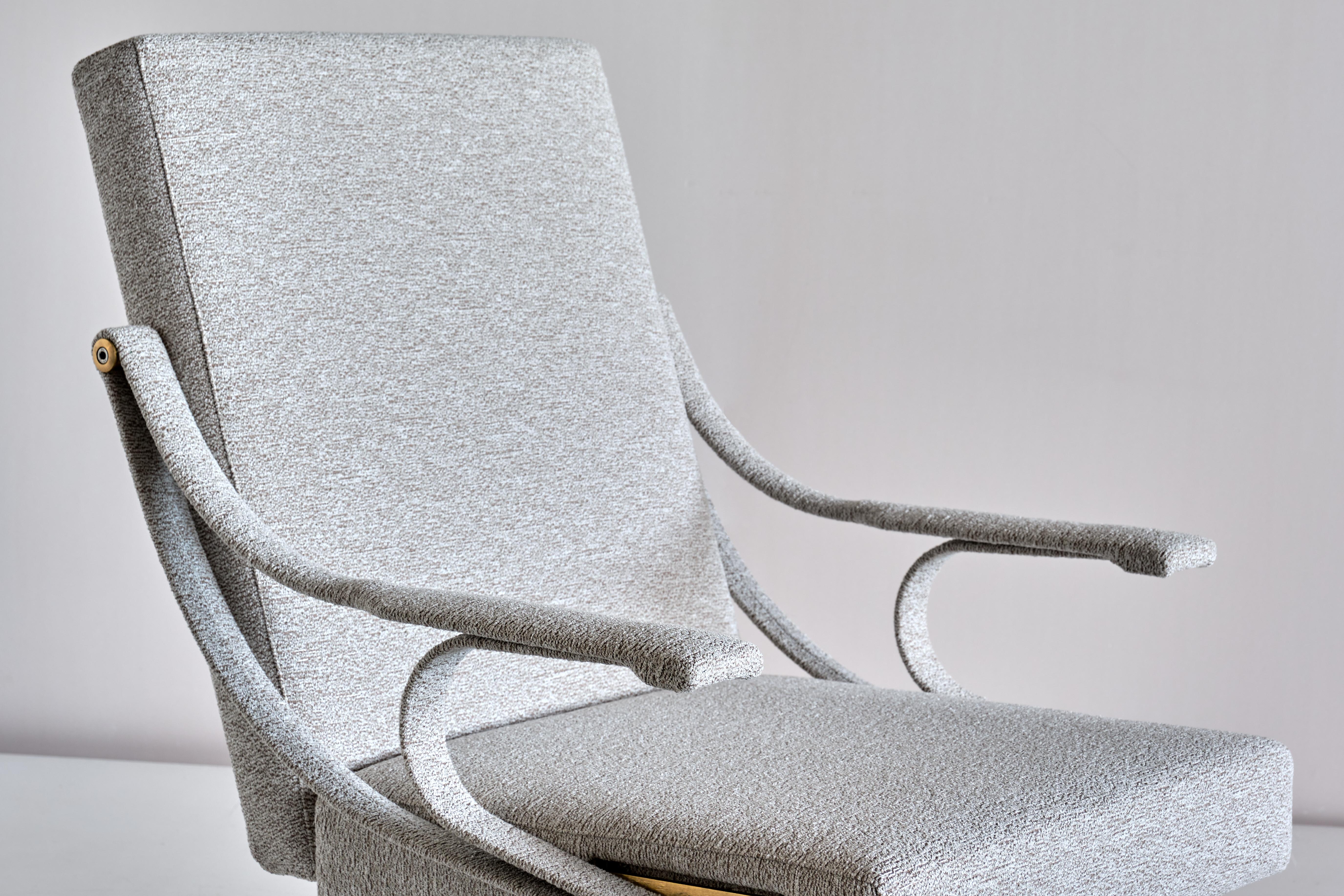 Ignazio Gardella 'Digamma' Armchair in Ivory Lelièvre Bouclé Fabric and Brass In New Condition In The Hague, NL