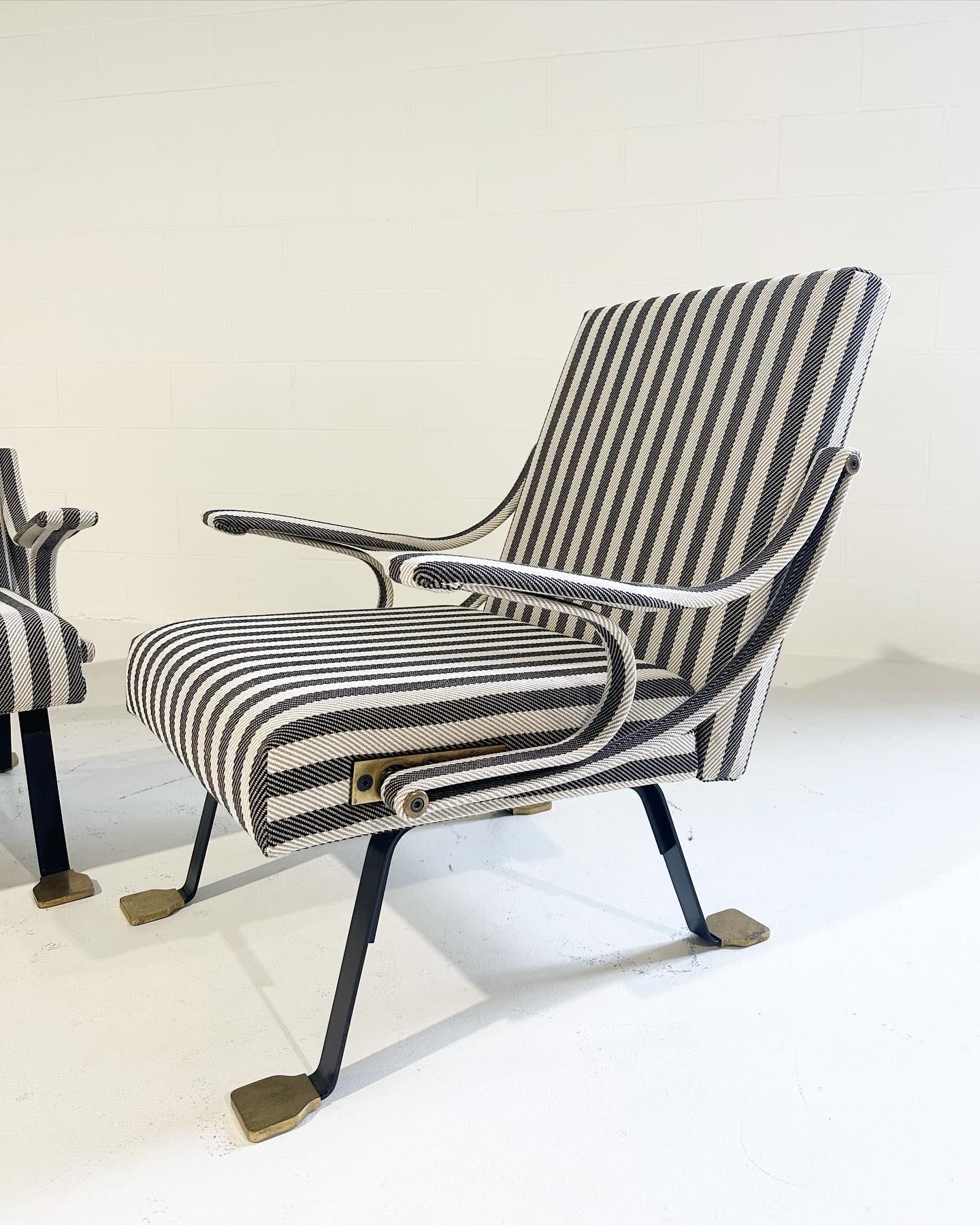 Das Design von Digamma ist eine bequeme Chaiselongue mit einer Metallstruktur. Es gibt einen dreistufigen Verstellmechanismus für mehr Komfort und den berühmtesten Aspekt von allen: die goldenen (Messing-)Entenfüße. Wir haben diese Stühle neu mit