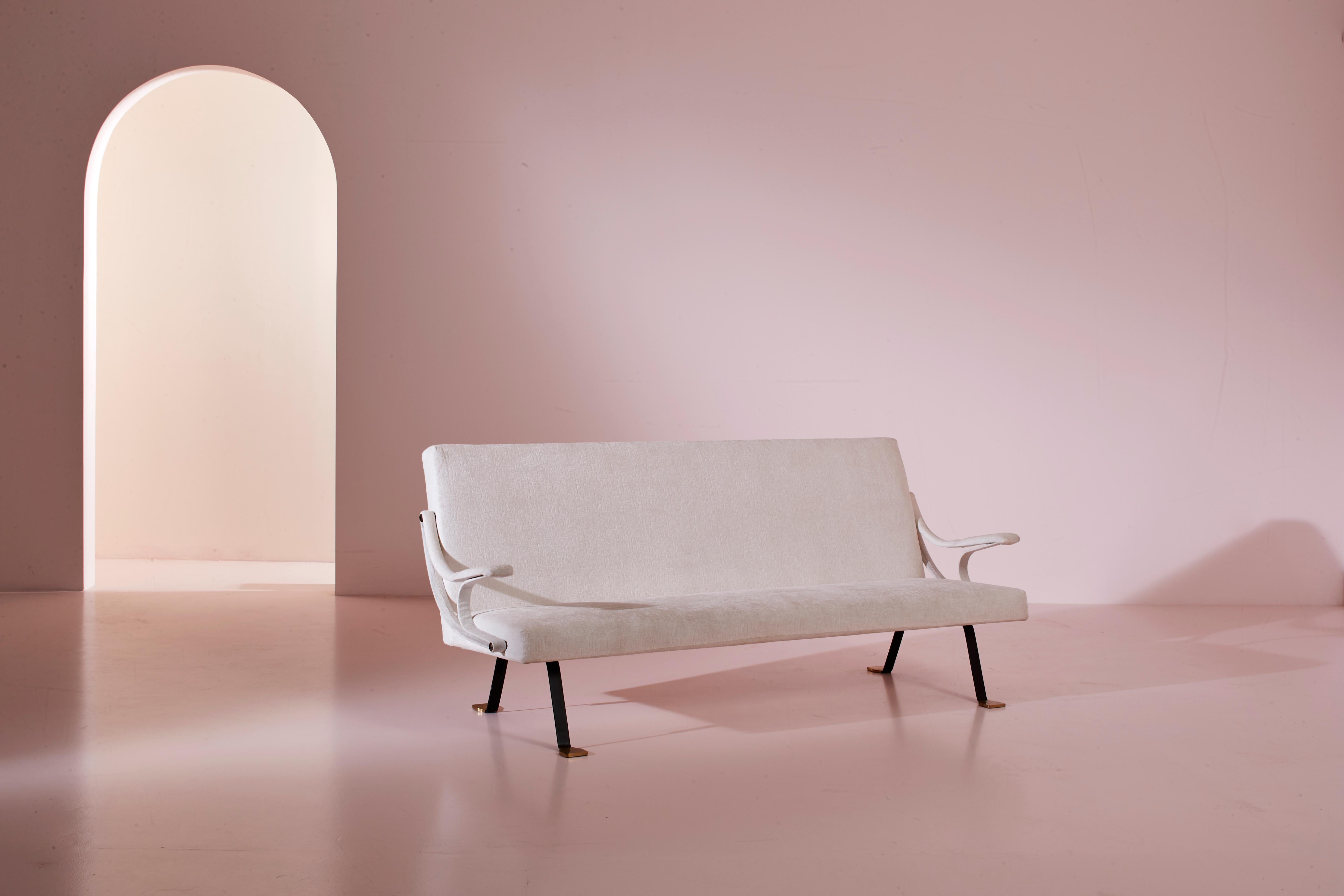 Three-seater white velvet sofa with metal and brass, Digamma model designed by Ignazio Gardella for Gavina in 1957.

The extraordinary elegance of the Digamma three-seater sofa, created in 1957 by Ignazio Gardella for Gavina, is revealed through a