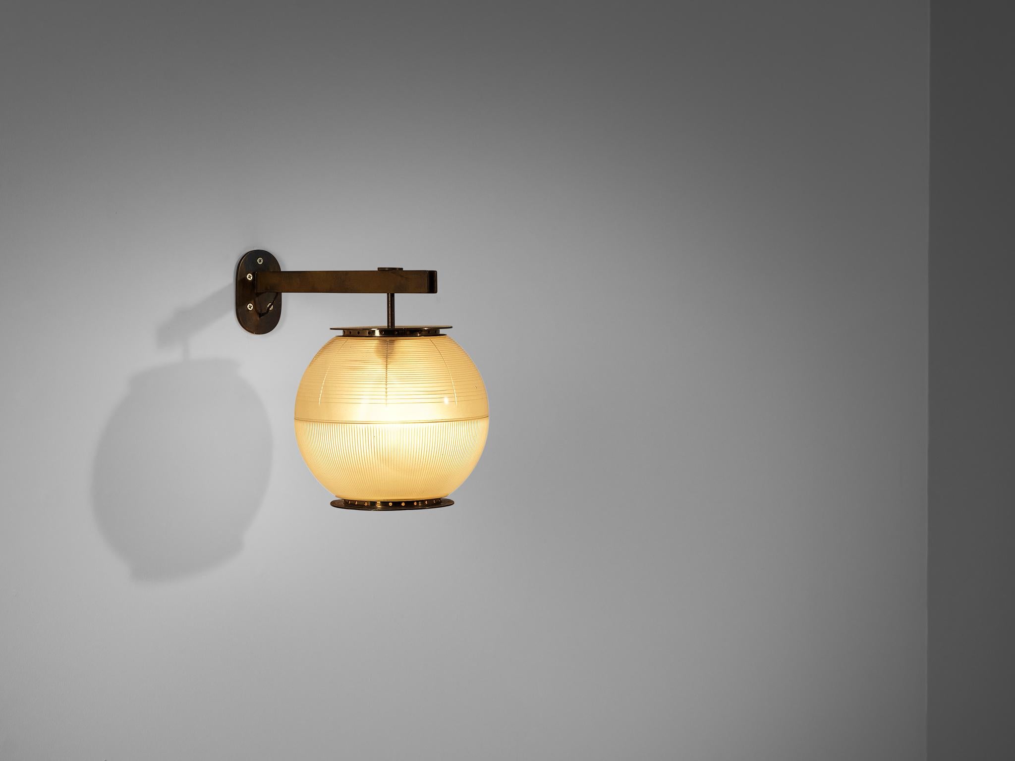 Ignazio Gardella for Azucena, wall light model 'LP7'/Doppio Vetro, brass and glass, Italy, 1955

An intriguing wall light by the designer and architect Ignazio Gardella. The glass spheres are adjustable by moving them closer or further from the